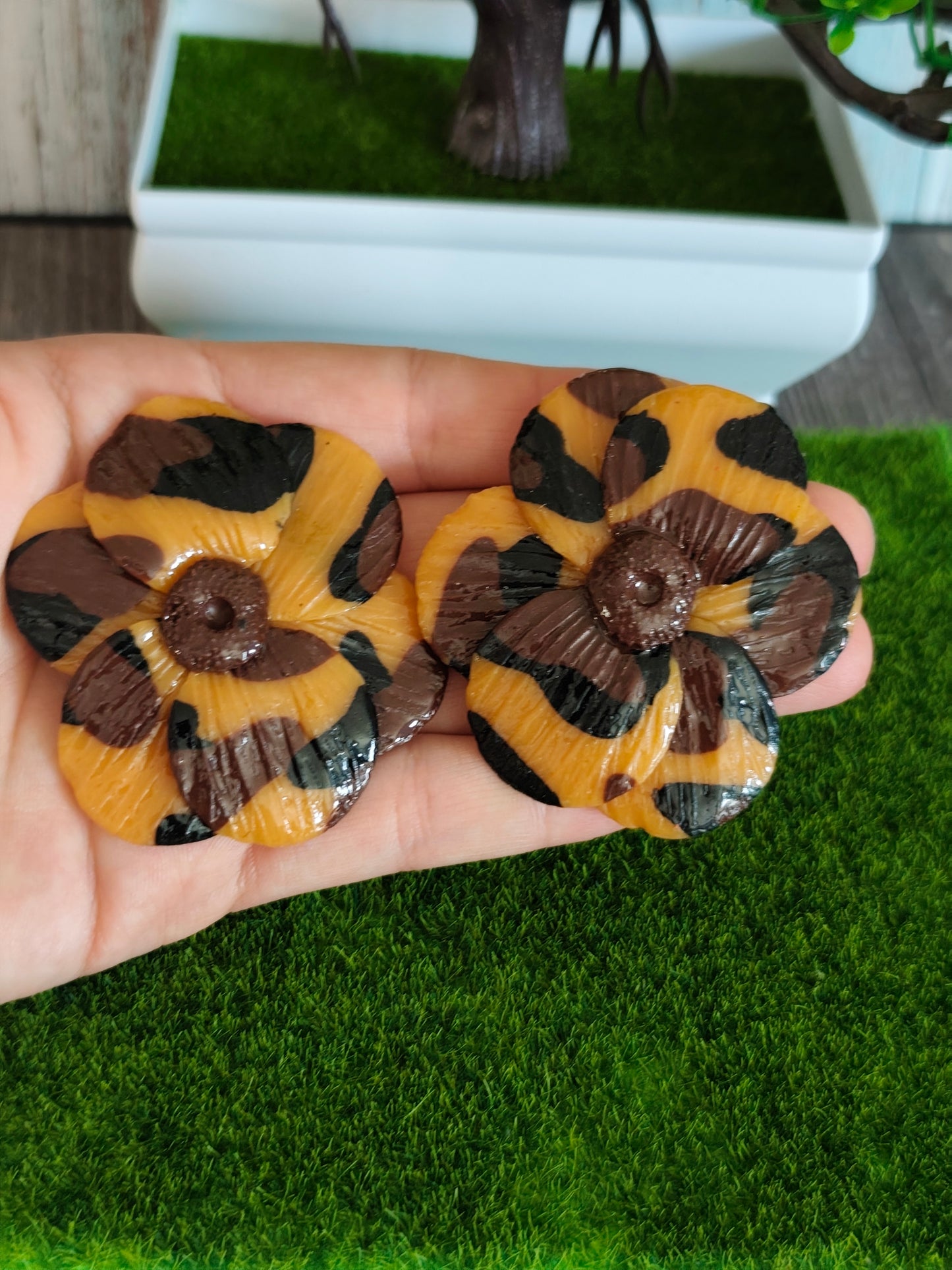 Pendientes Flor Carey | Estampado Tortuga Marrón y Negro | Diseño Único