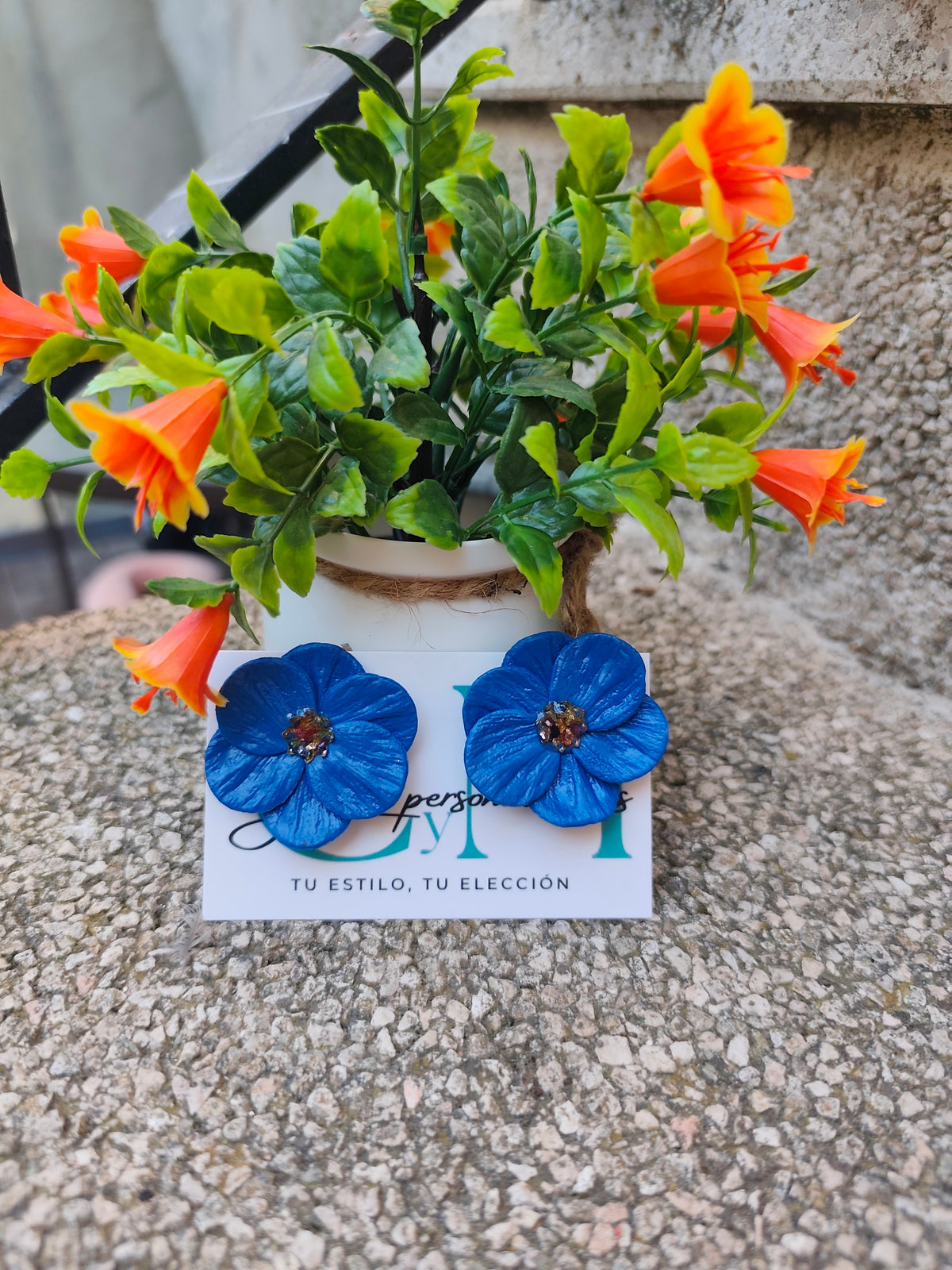 Pendientes Flor Azul con Piedras de Vidrio · Arcilla Polimérica