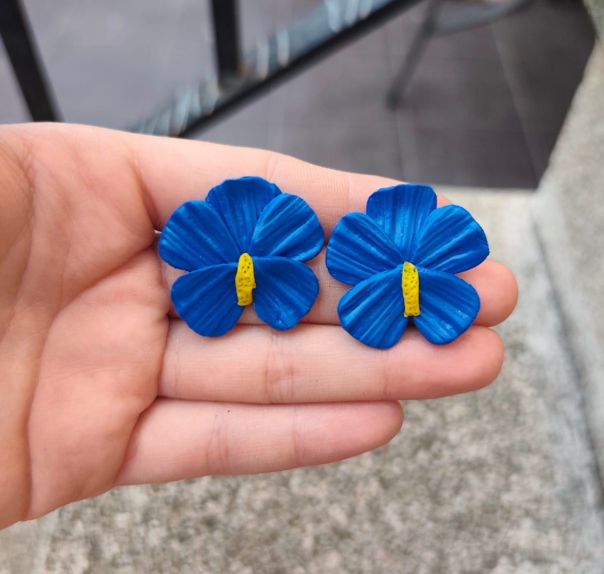 Pendientes Flor Hibisco Azul · Arcilla Polimérica