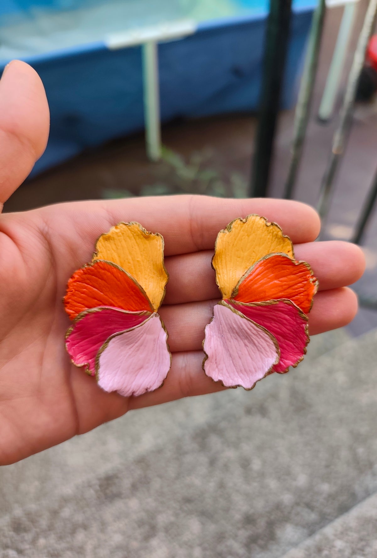 Pendientes Pétalos Multicolor con Bordes Dorados · Arcilla Polimérica