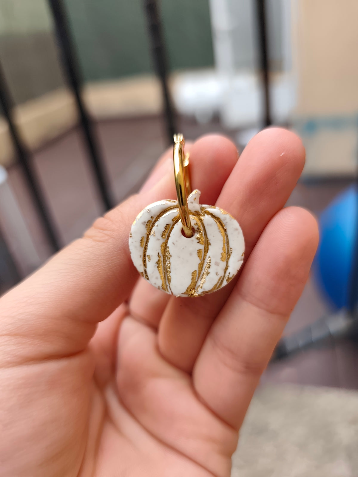 Pendientes Calabazas Blancas con Detalles Dorados y Aro Grueso