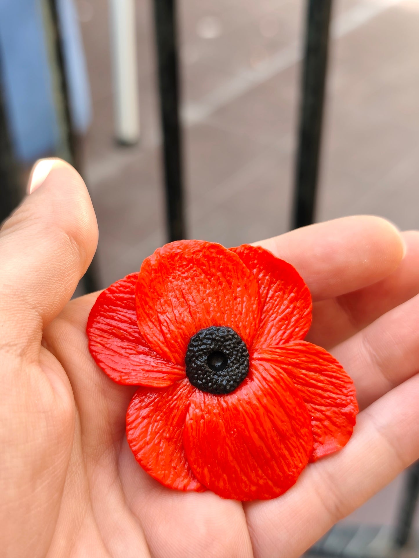 Anillo flor de amapola en la mano
