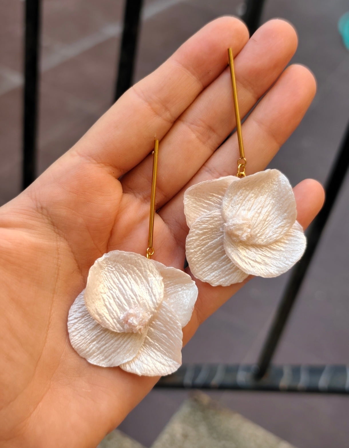 Pendientes Flor Nácar Blanca ✨