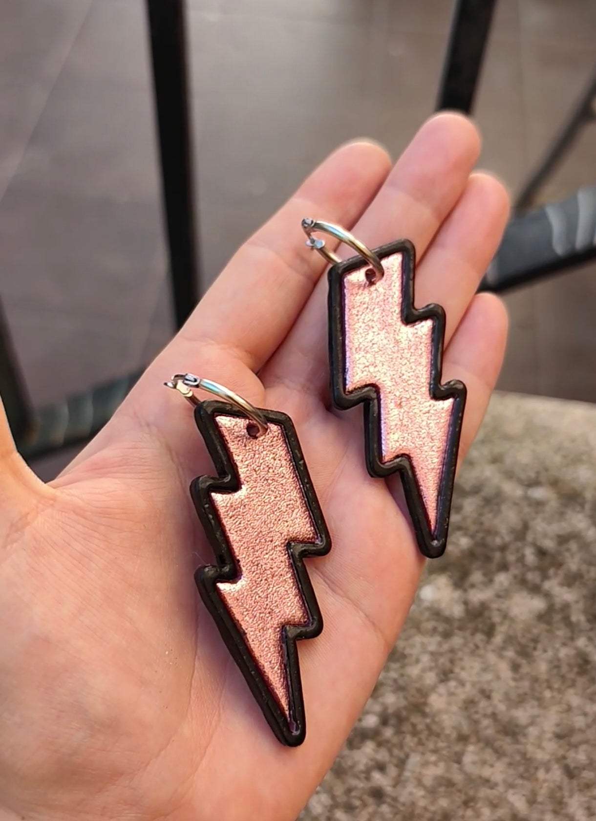 Pendientes Rayo Rosa y Negro Grande | Aro Dorado o Plateado