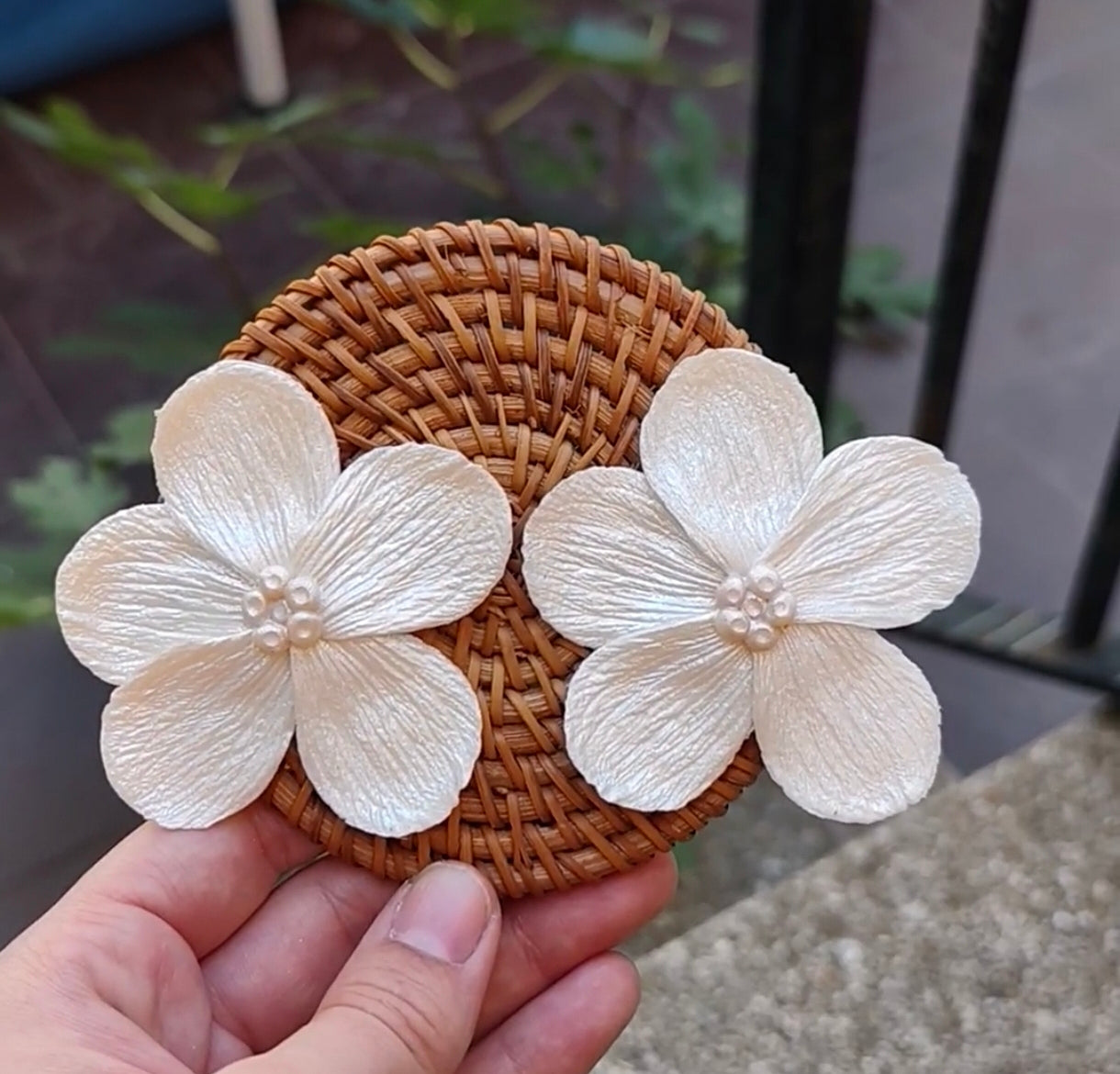 Pendientes Flor 5 Pétalos Blanco Nácar con Bolitas Nácar