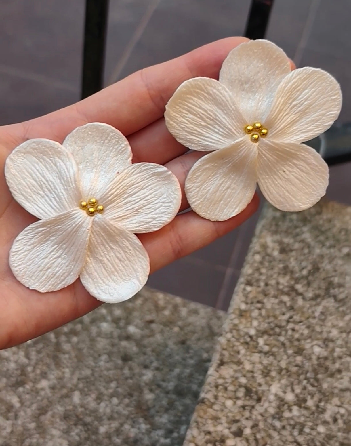 Pendientes Flor 5 Pétalos Blanco Nácar con Bolitas doradas