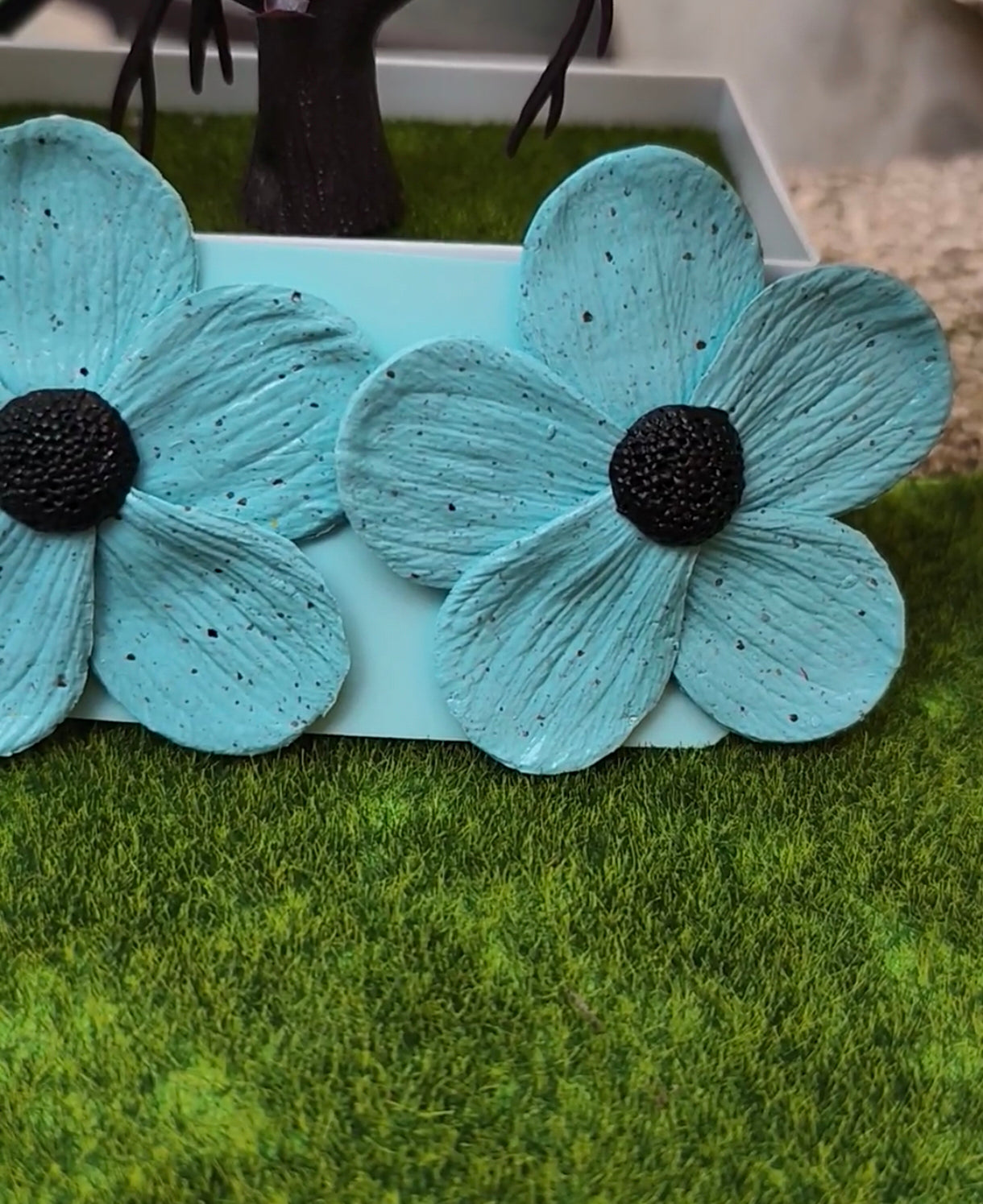 Flor de cinco pétalos azul con pintas negras