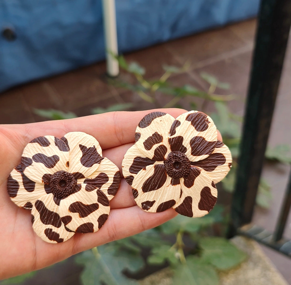 Pendientes Flor Grande Estampado Vaca | Crema y Chocolate | Arcilla Polimérica | Hecha a Mano