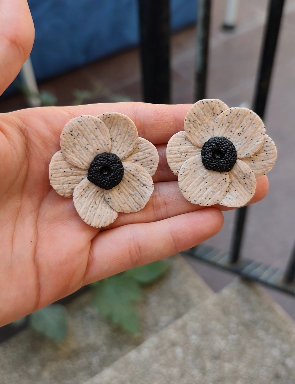 Pendientes Flor Beige Moteada | Centro Negro | Arcilla Polimérica | Hecha a Mano