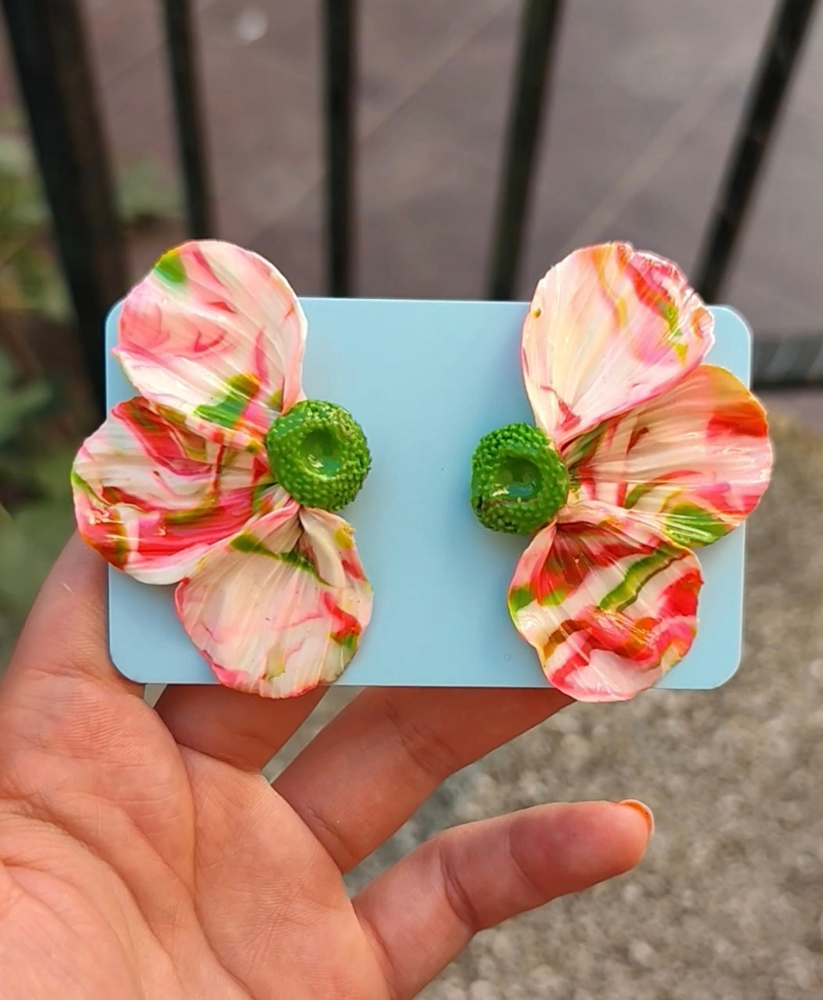 Pendientes media flor tropical