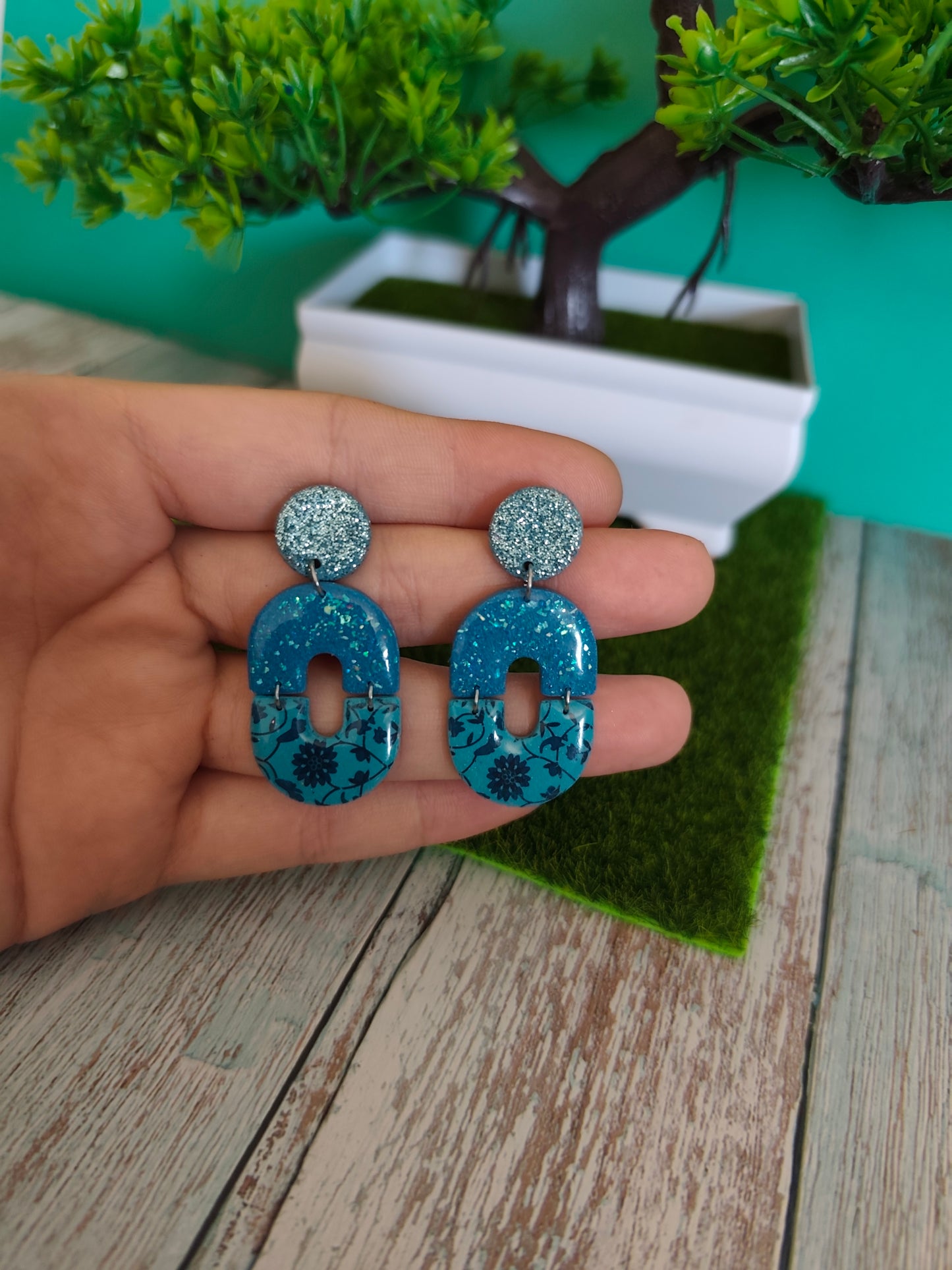 Pendientes Arco Azul Océano | Brillantina y Estampado Floral | Diseño Único