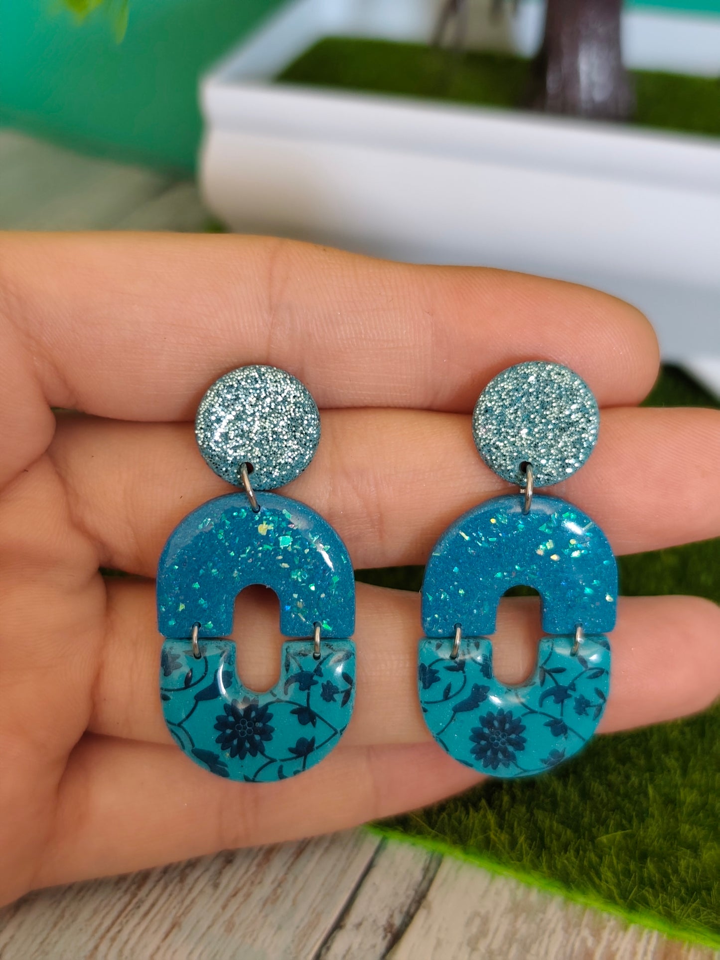 Pendientes Arco Azul Océano | Brillantina y Estampado Floral | Diseño Único