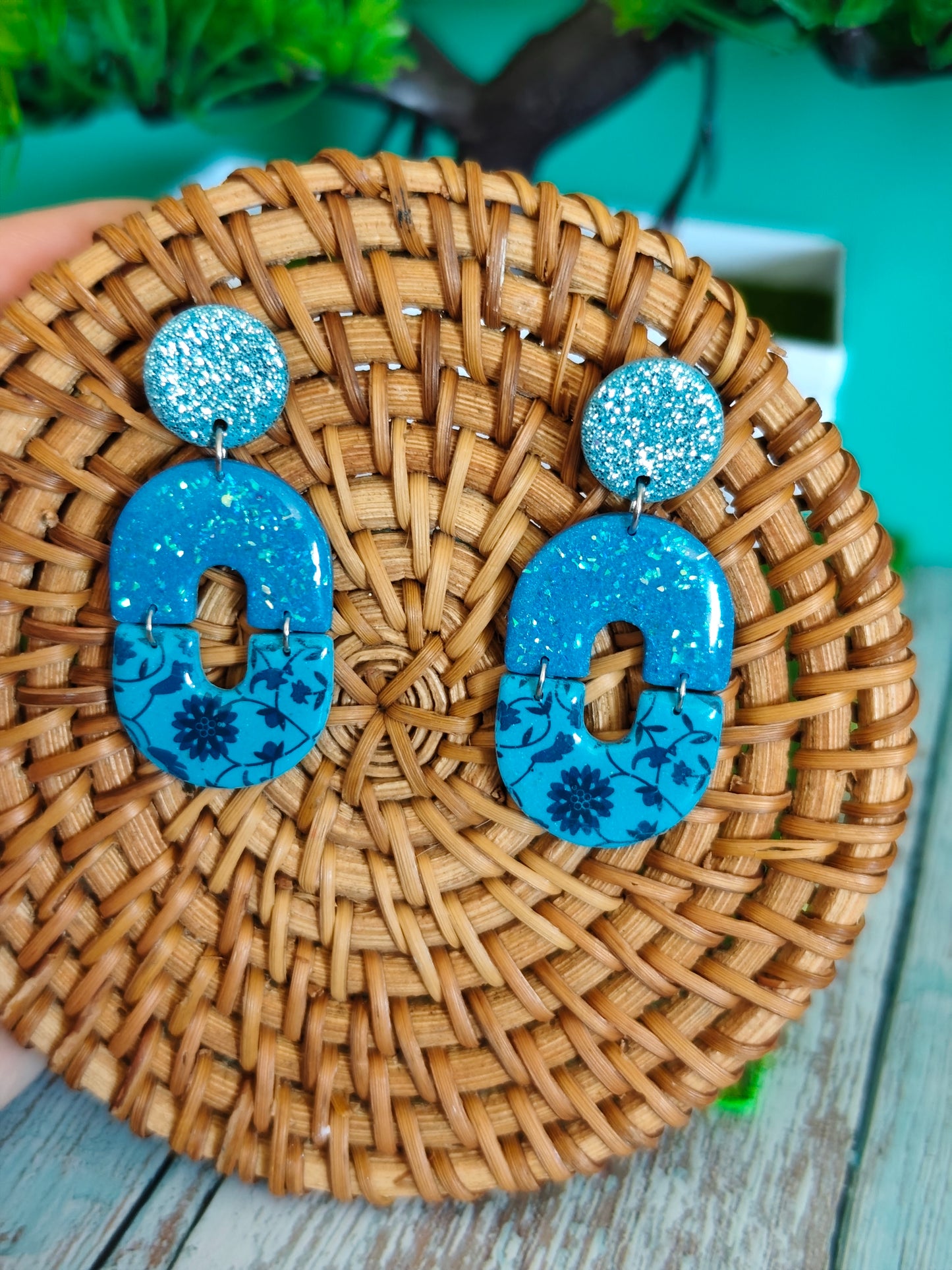 Pendientes Arco Azul Océano | Brillantina y Estampado Floral | Diseño Único
