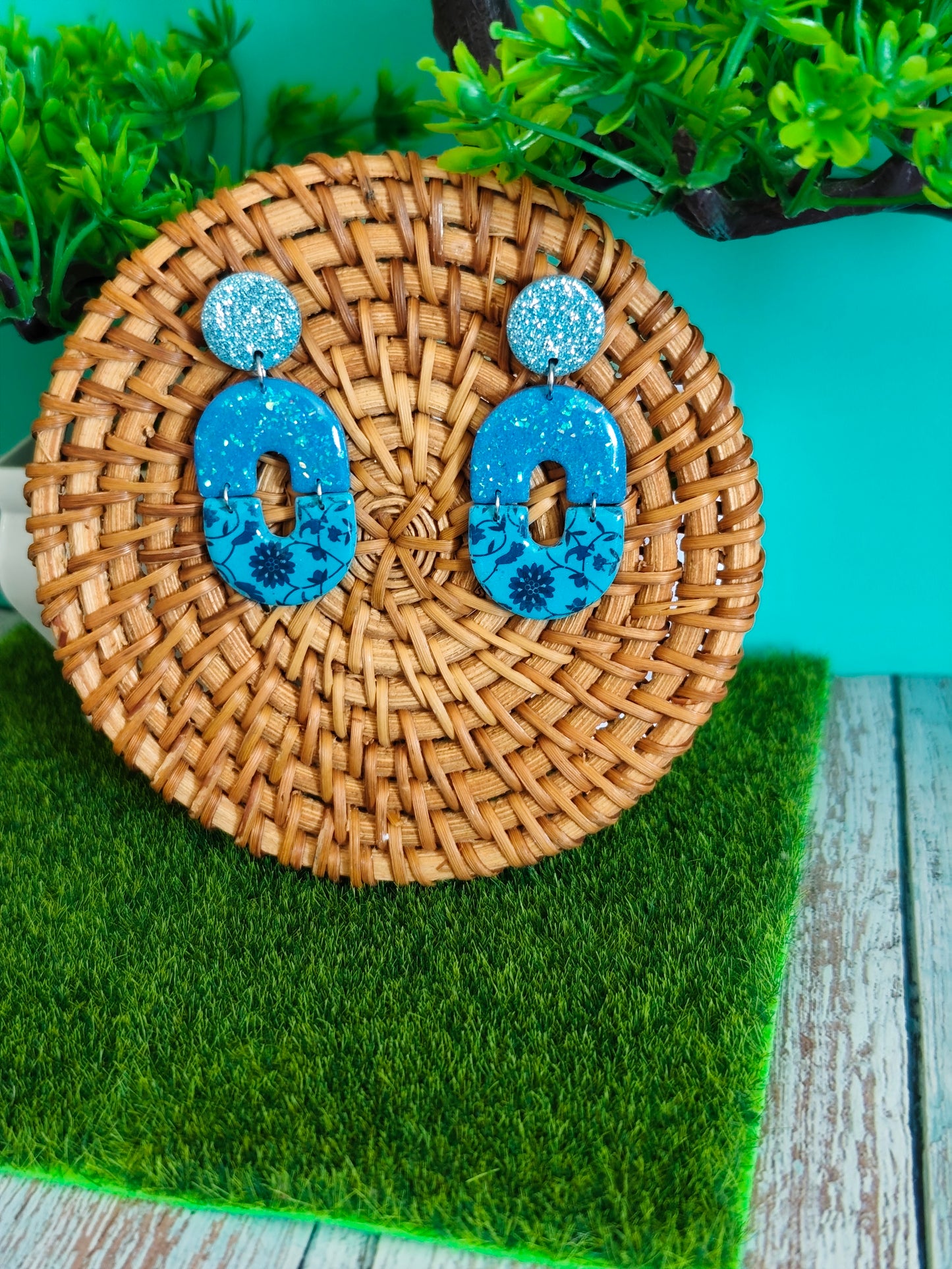 Pendientes Arco Azul Océano | Brillantina y Estampado Floral | Diseño Único