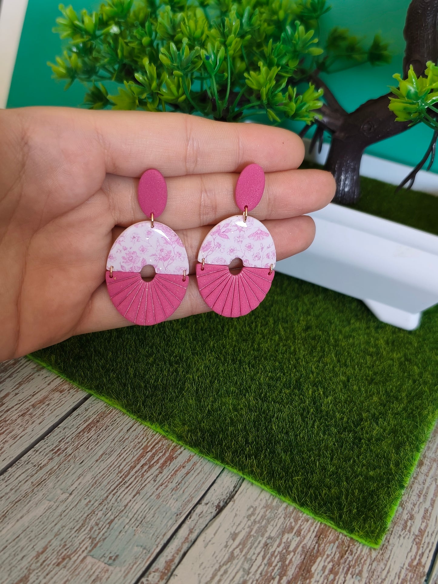 Pendientes Redondos Bicolor | Fucsia y Blanco con Estampado Floral