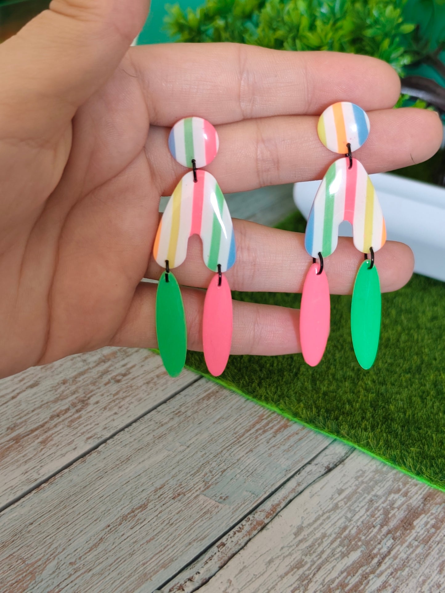 Pendientes Geométricos Neón con Rayas | Verde, Rosa, Amarillo y Azul