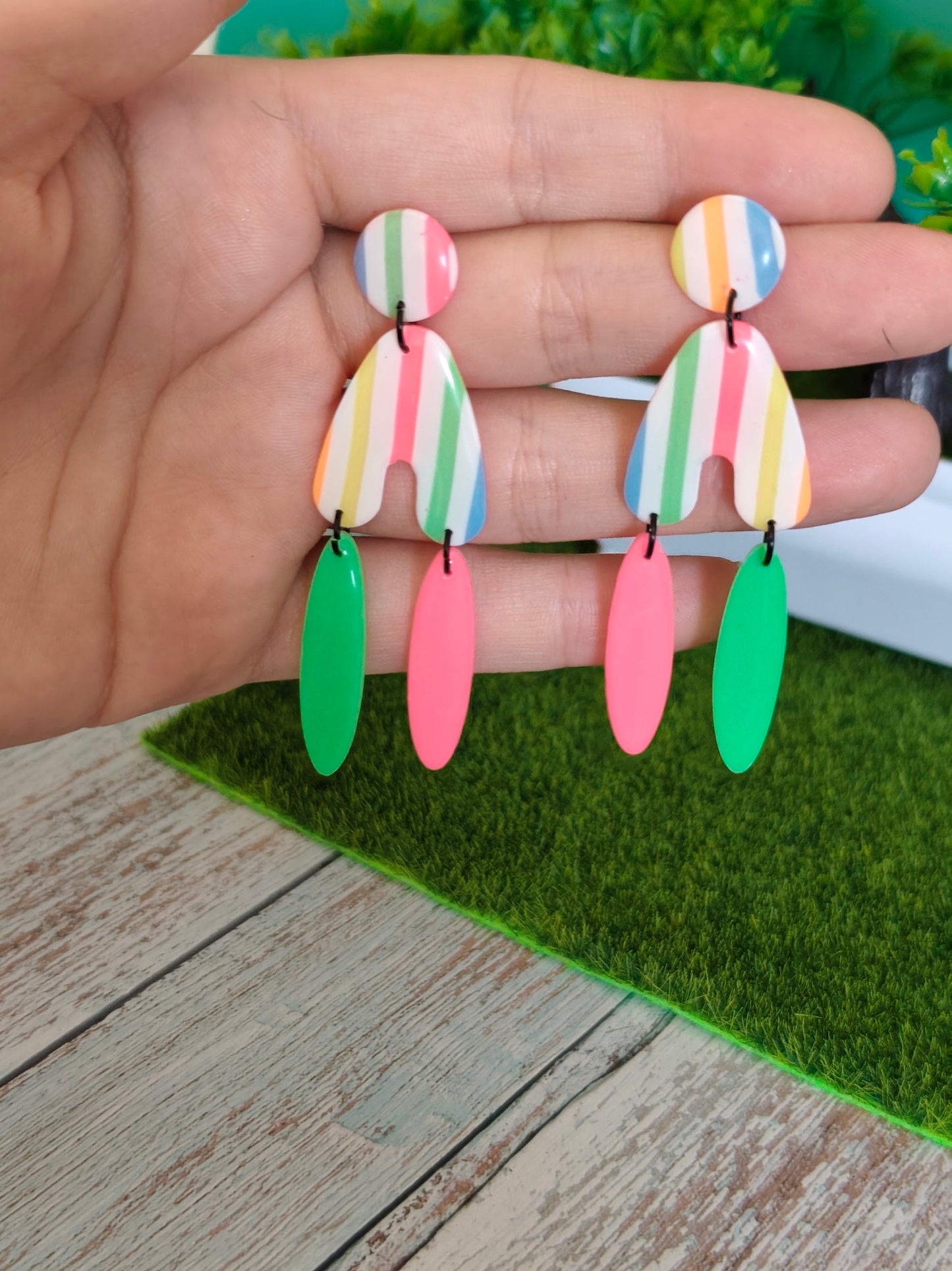 Pendientes Geométricos Neón con Rayas | Verde, Rosa, Amarillo y Azul