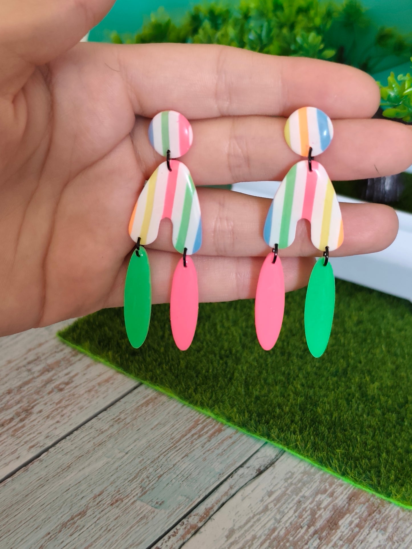 Pendientes Geométricos Neón con Rayas | Verde, Rosa, Amarillo y Azul