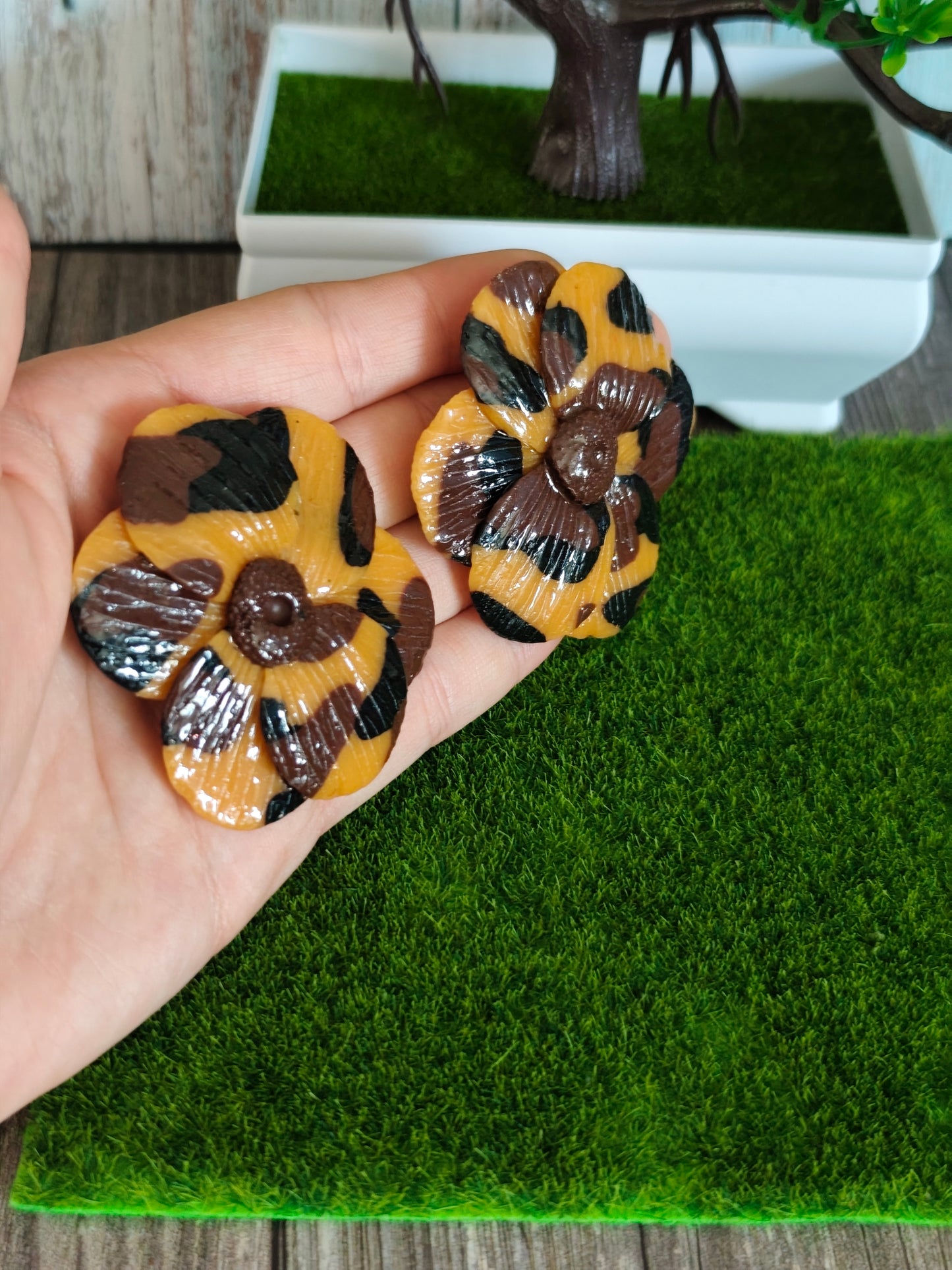 Pendientes Flor Carey | Estampado Tortuga Marrón y Negro | Diseño Único