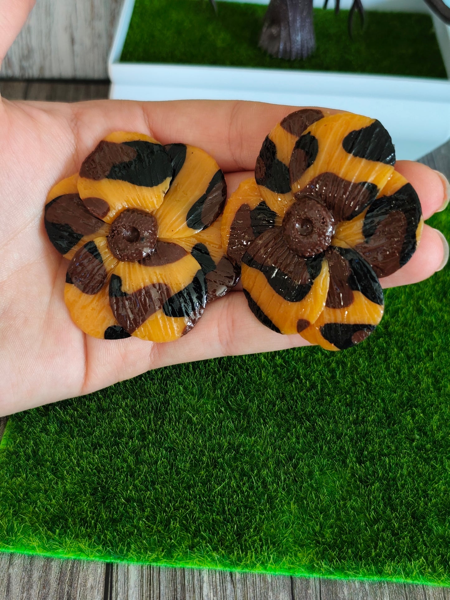 Pendientes Flor Carey | Estampado Tortuga Marrón y Negro | Diseño Único