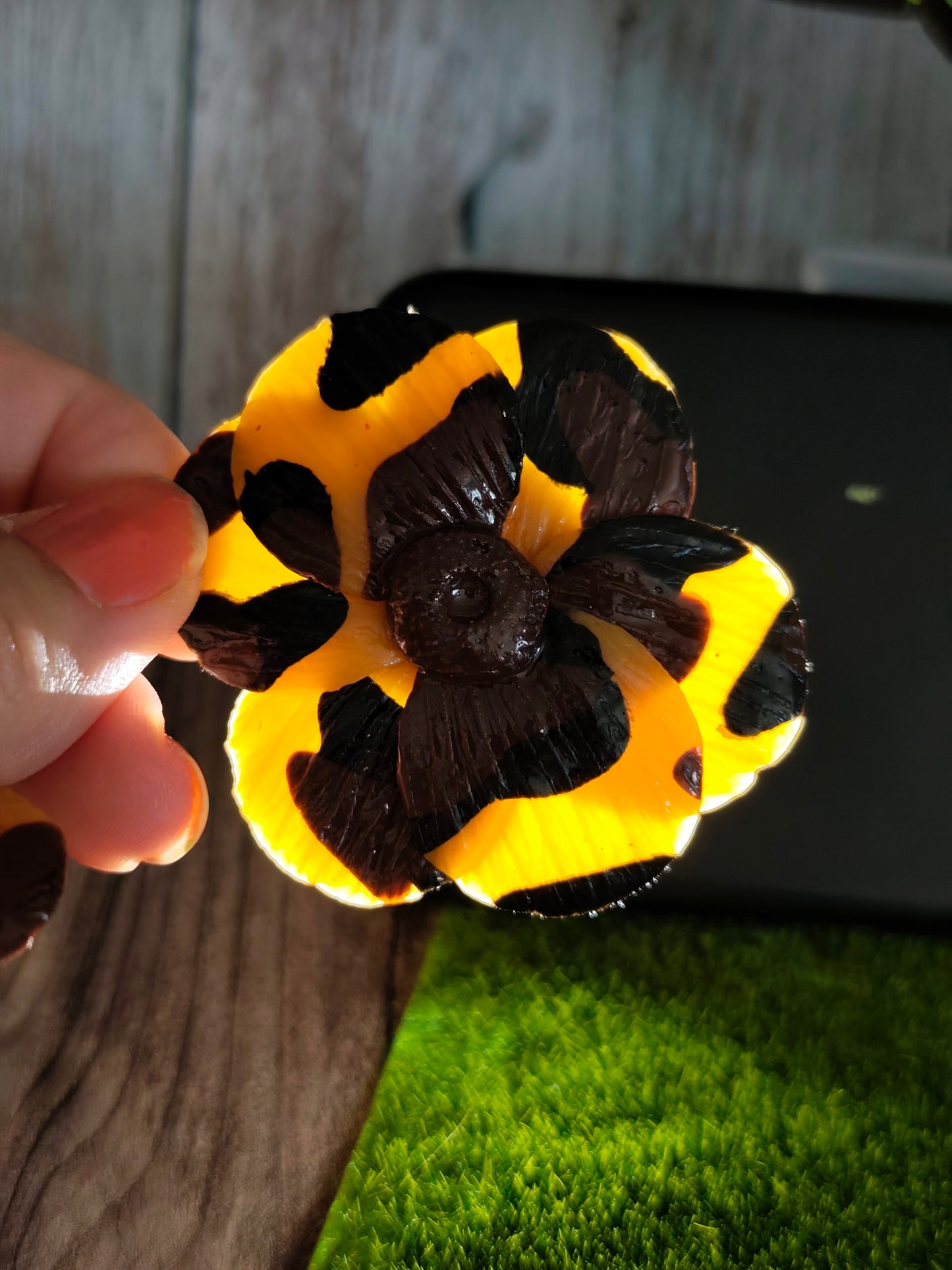 Pendientes Flor Carey | Estampado Tortuga Marrón y Negro | Diseño Único