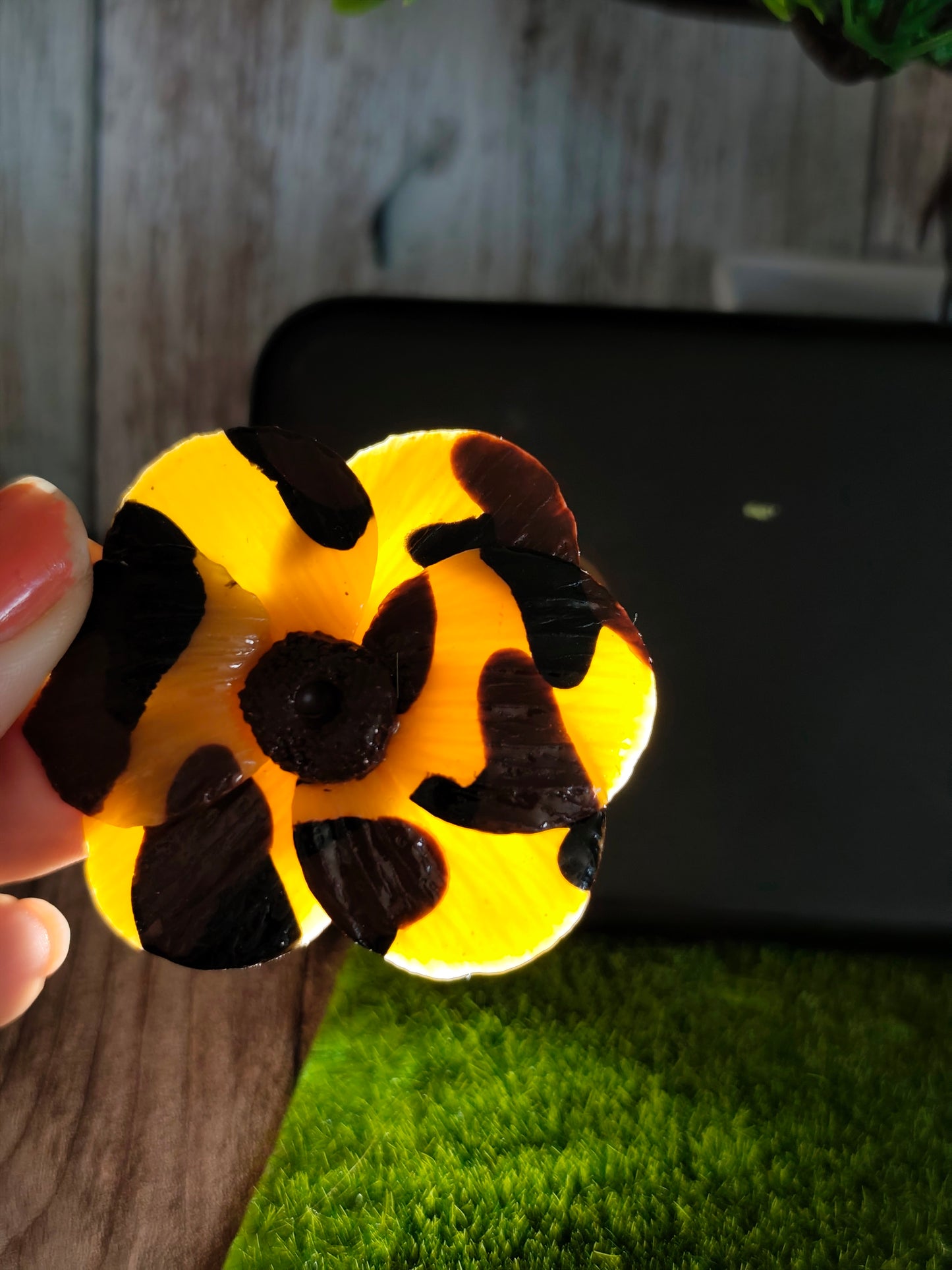 Pendientes Flor Carey | Estampado Tortuga Marrón y Negro | Diseño Único