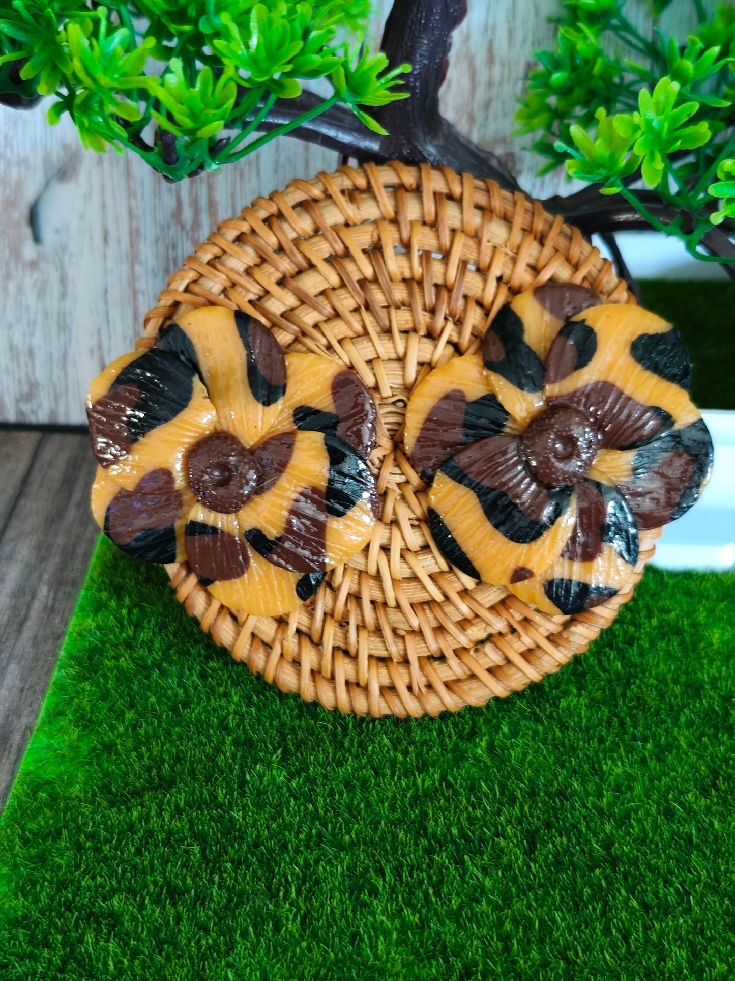 Pendientes Flor Carey | Estampado Tortuga Marrón y Negro | Diseño Único