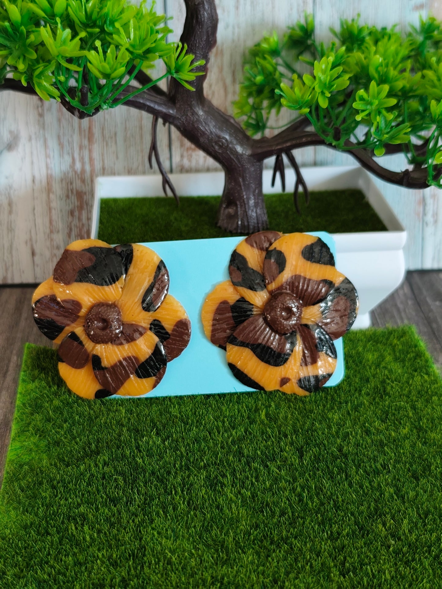 Pendientes Flor Carey | Estampado Tortuga Marrón y Negro | Diseño Único