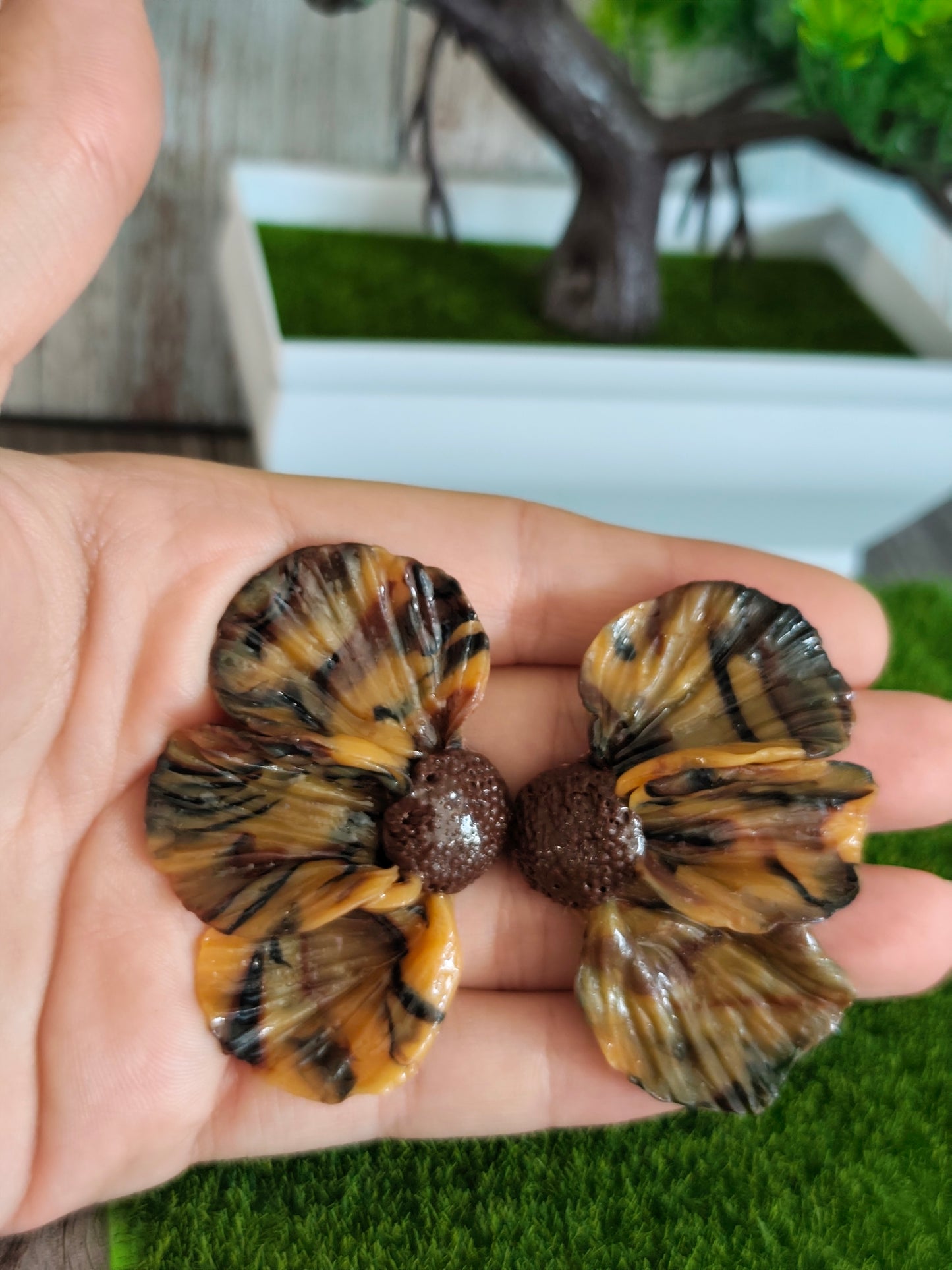 Pendientes Media Flor Carey Oscuro | Vetas Ámbar y Negro | Diseño Único
