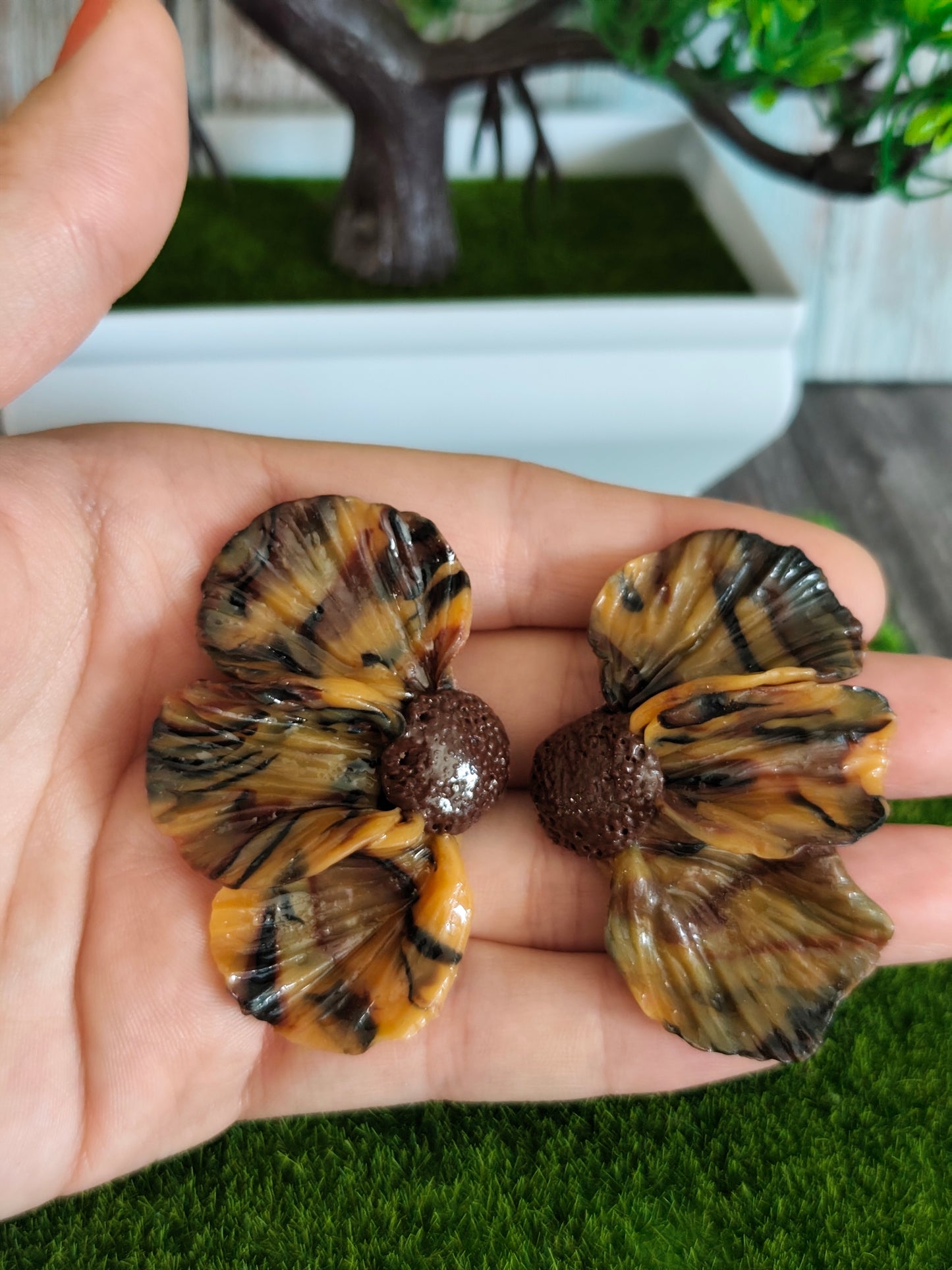 Pendientes Media Flor Carey Oscuro | Vetas Ámbar y Negro | Diseño Único