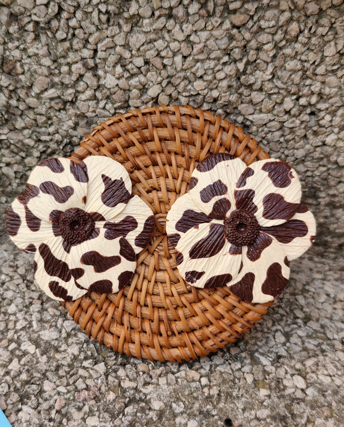 Pendientes Flor Grande Estampado Vaca | Crema y Chocolate | Arcilla Polimérica | Hecha a Mano