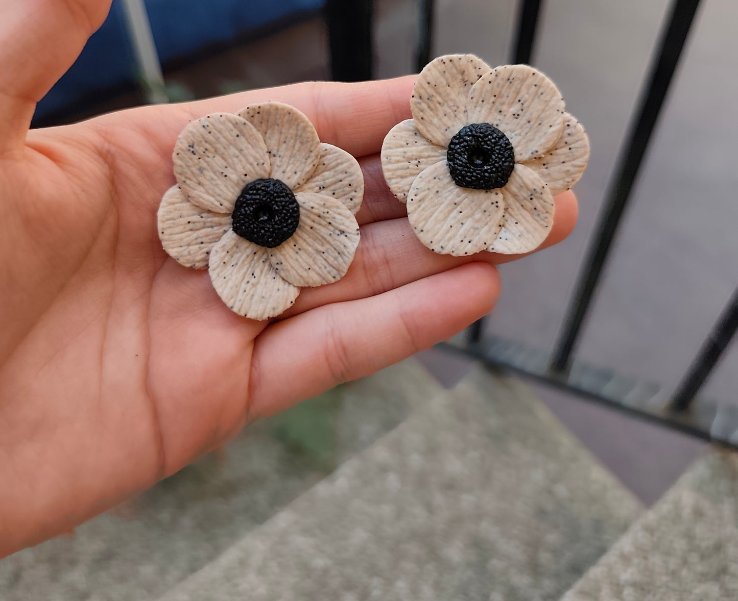 Pendientes Flor Beige Moteada | Centro Negro | Arcilla Polimérica | Hecha a Mano