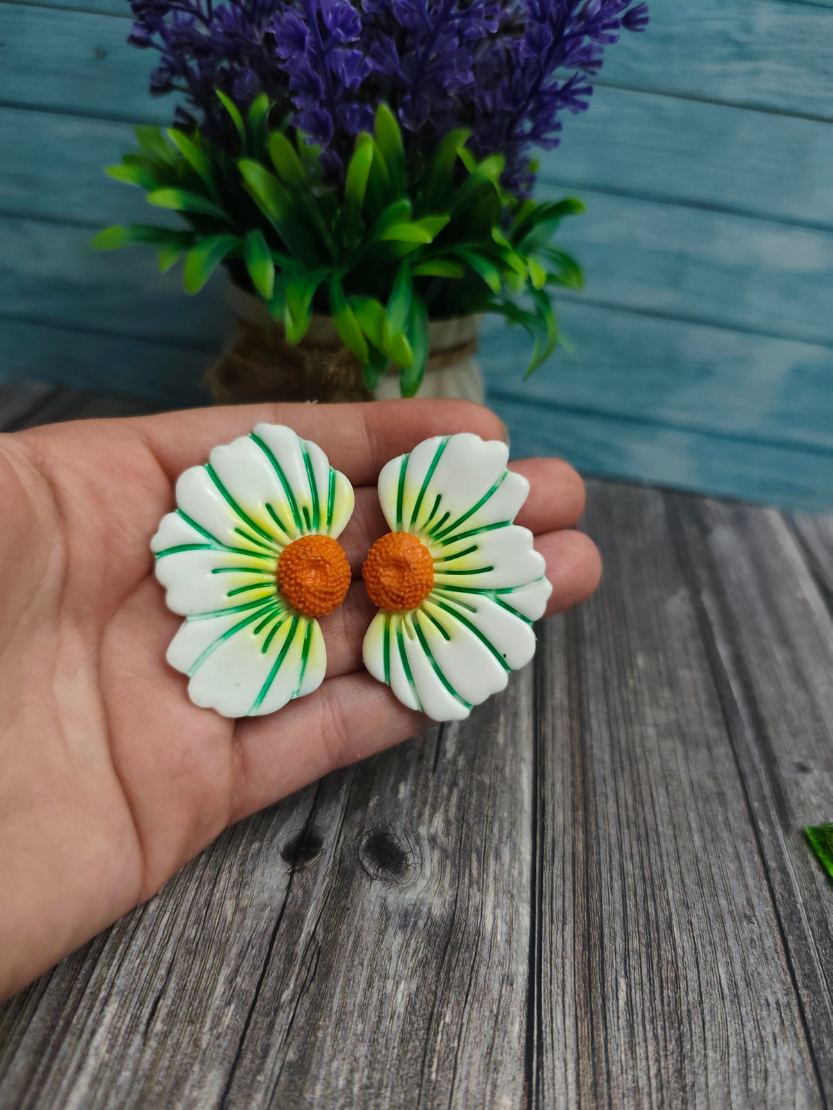 Pendientes Media Margarita Blanca con Centro Naranja