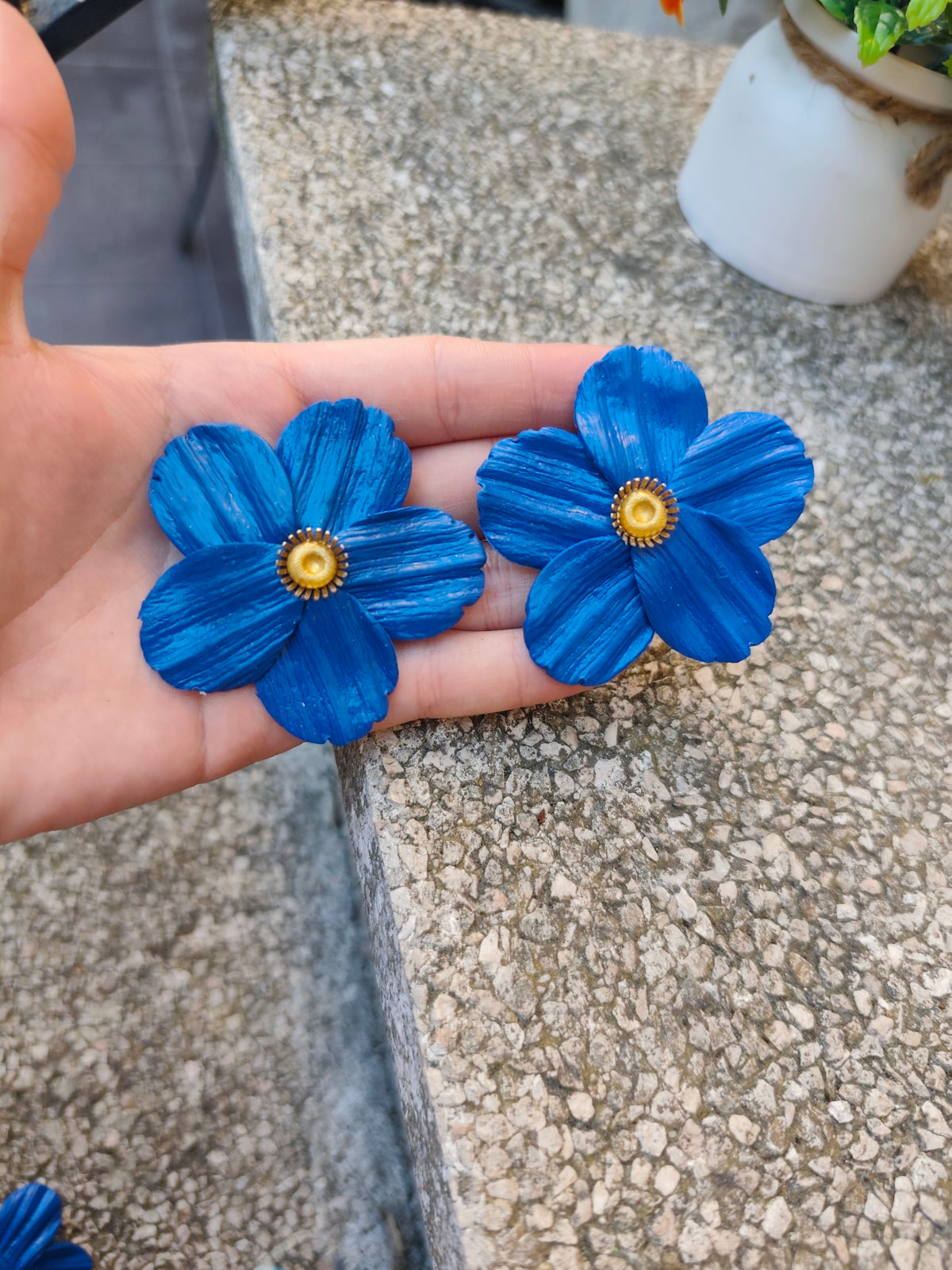 Pendientes Flor Azul Klein · Arcilla Polimérica