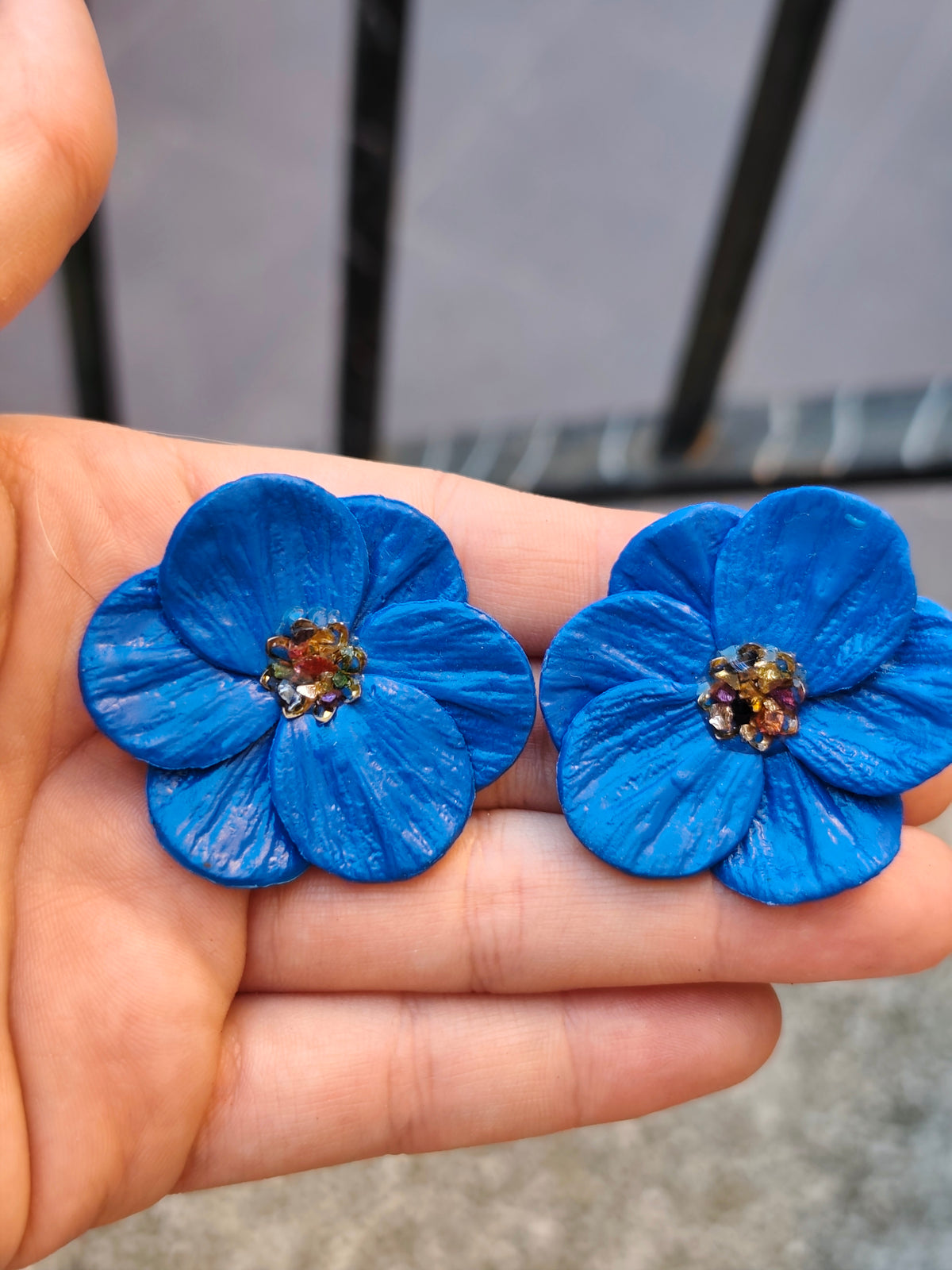 Pendientes Flor Azul con Piedras de Vidrio · Arcilla Polimérica