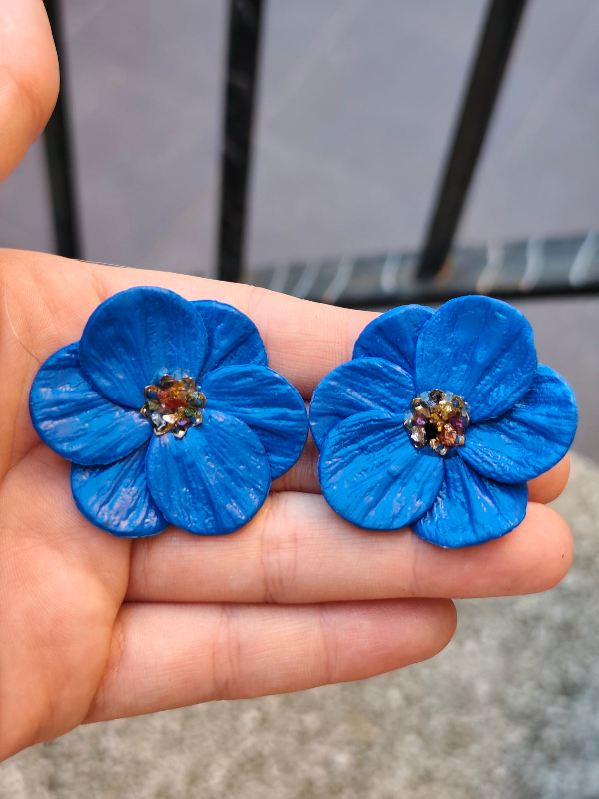 Pendientes Flor Azul con Piedras de Vidrio · Arcilla Polimérica