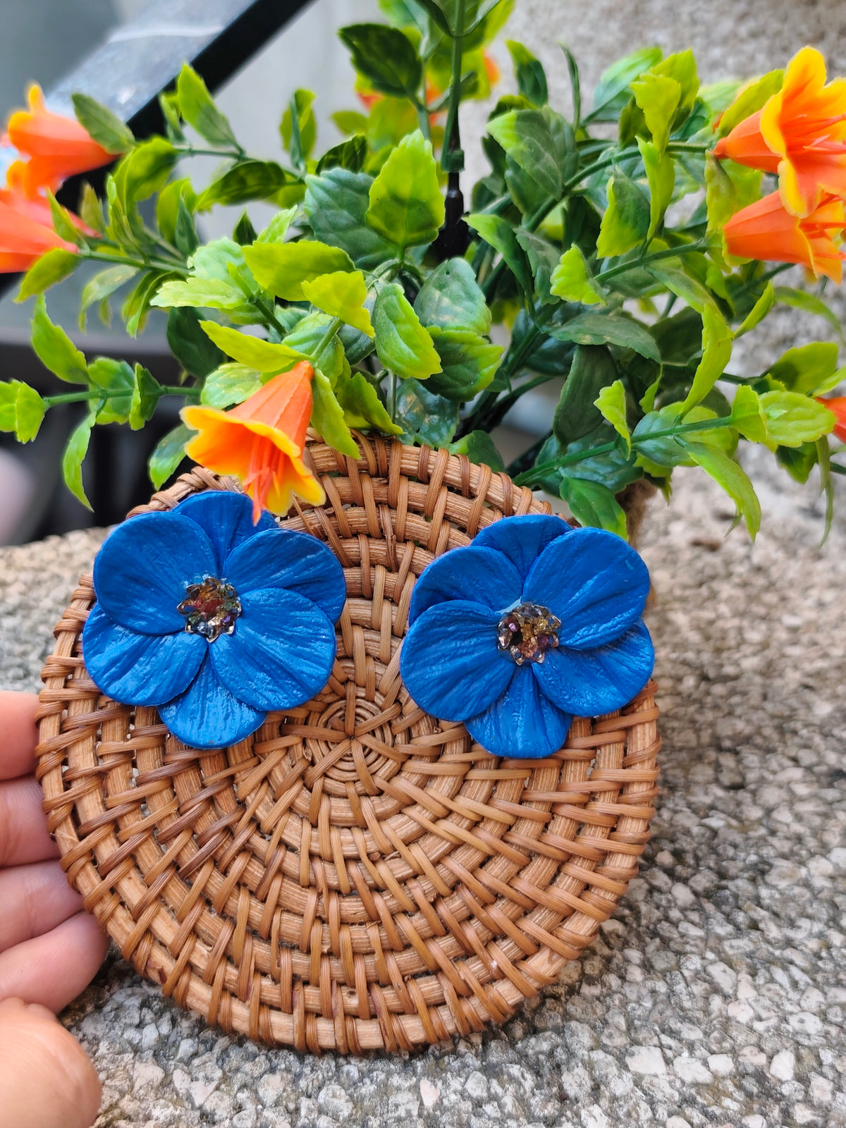Pendientes Flor Azul con Piedras de Vidrio · Arcilla Polimérica
