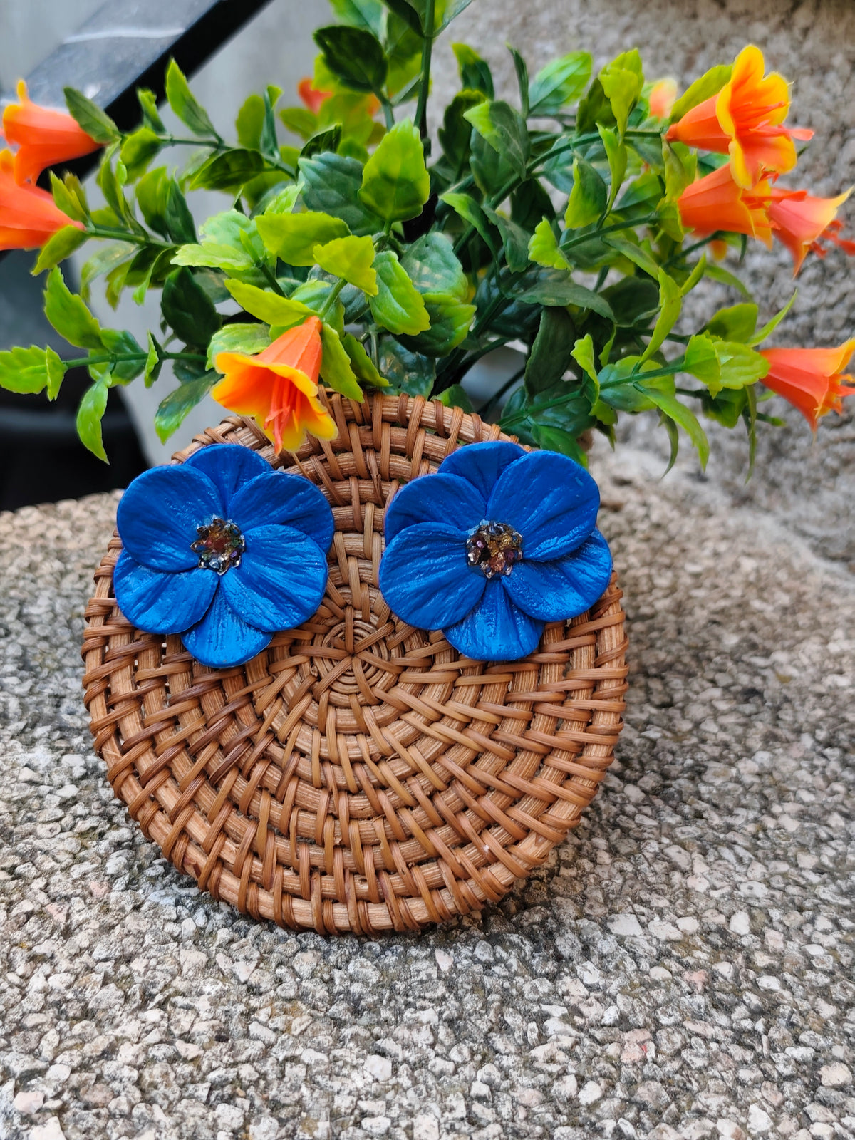 Pendientes Flor Azul con Piedras de Vidrio · Arcilla Polimérica