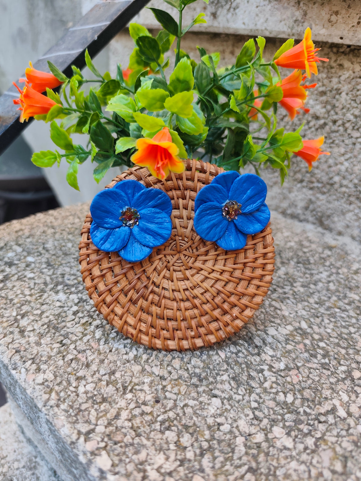 Pendientes Flor Azul con Piedras de Vidrio · Arcilla Polimérica