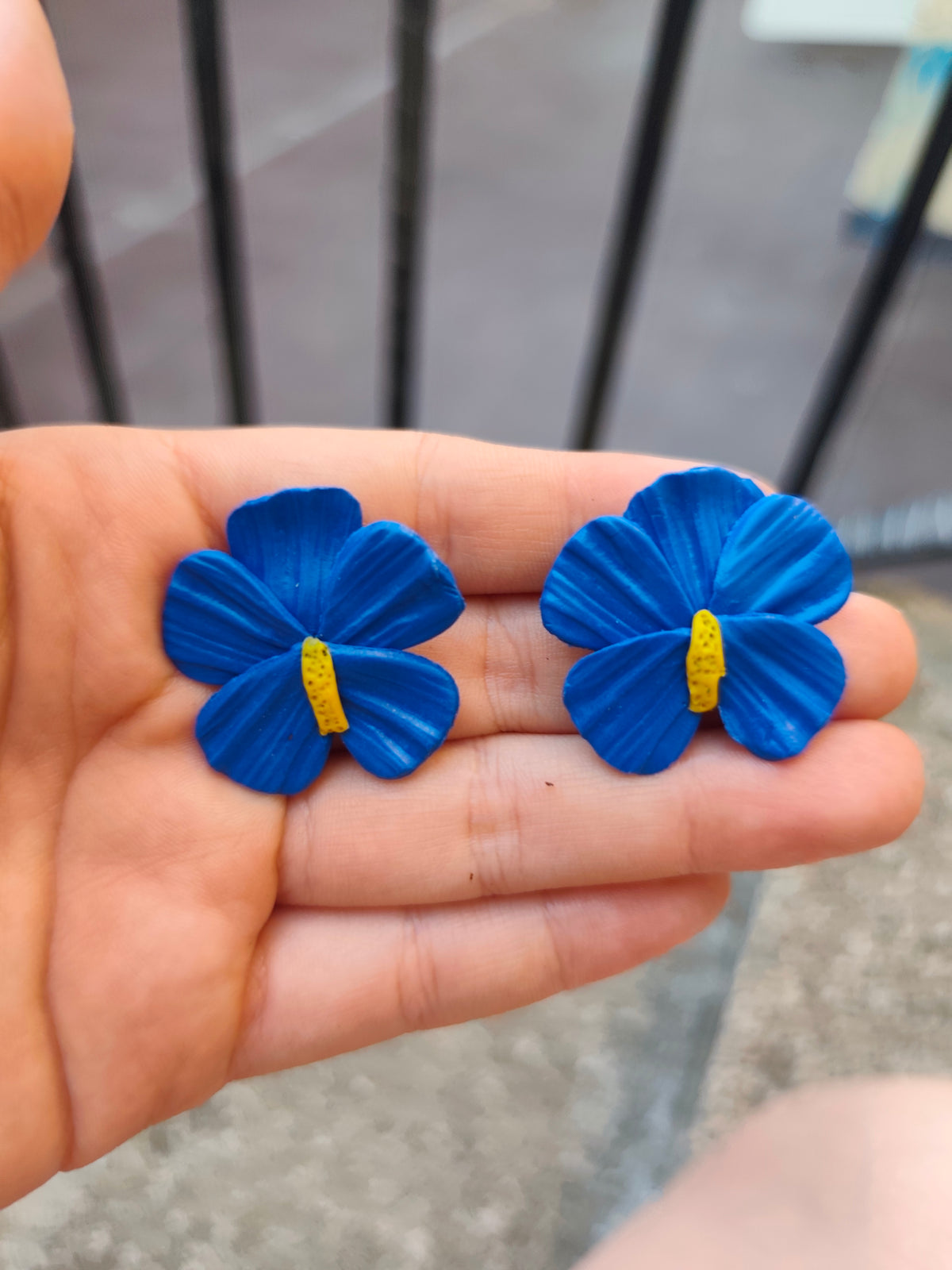 Pendientes Flor Hibisco Azul · Arcilla Polimérica