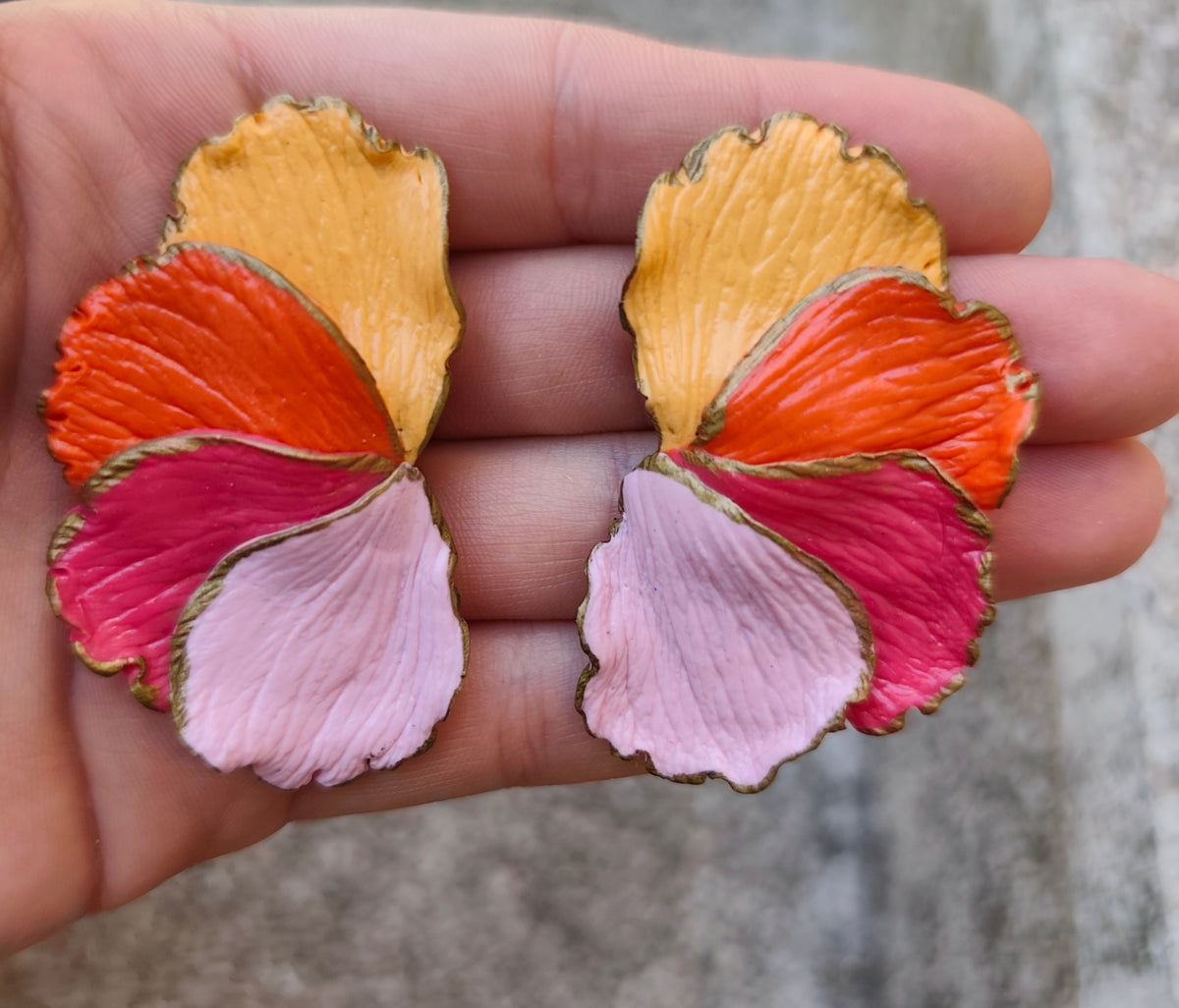 Pendientes Pétalos Multicolor con Bordes Dorados · Arcilla Polimérica