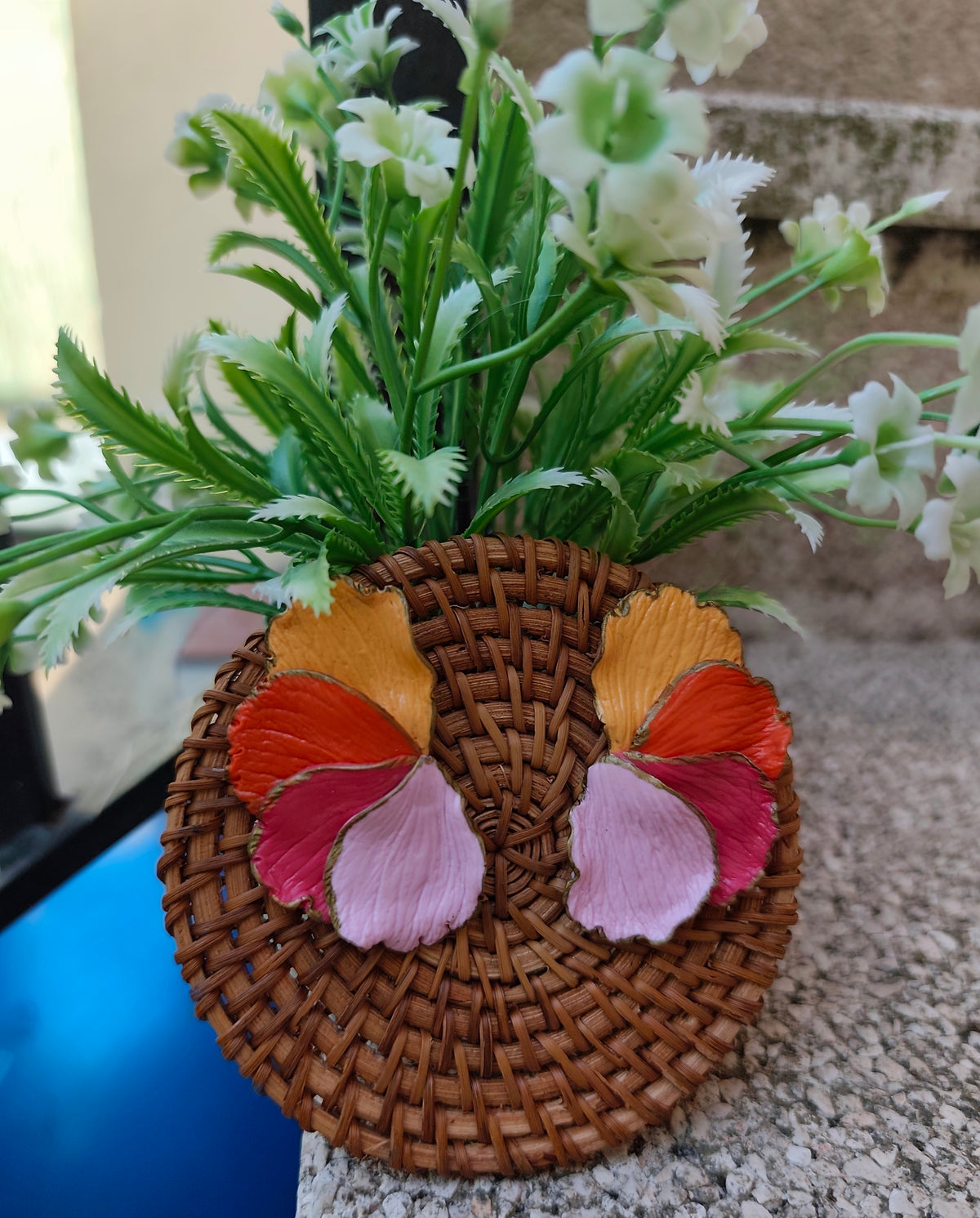 Pendientes Pétalos Multicolor con Bordes Dorados · Arcilla Polimérica