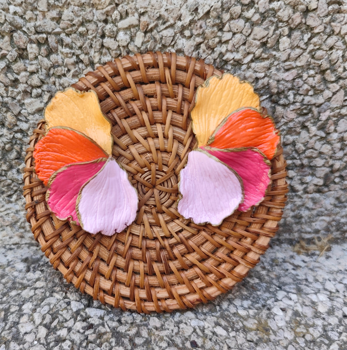 Pendientes Pétalos Multicolor con Bordes Dorados · Arcilla Polimérica