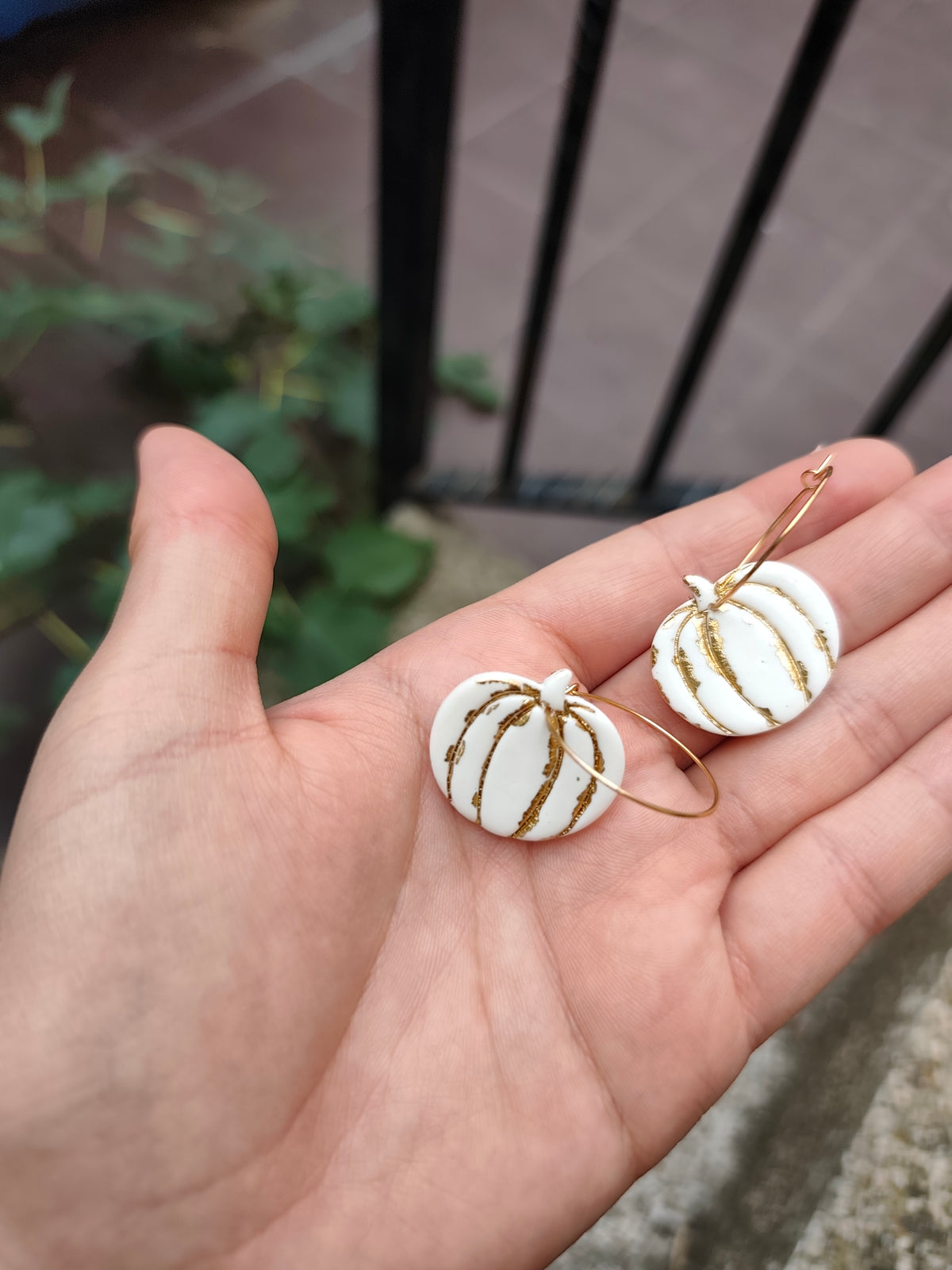 Pendientes Calabazas Blancas con Detalles Dorados · Arcilla Polimérica