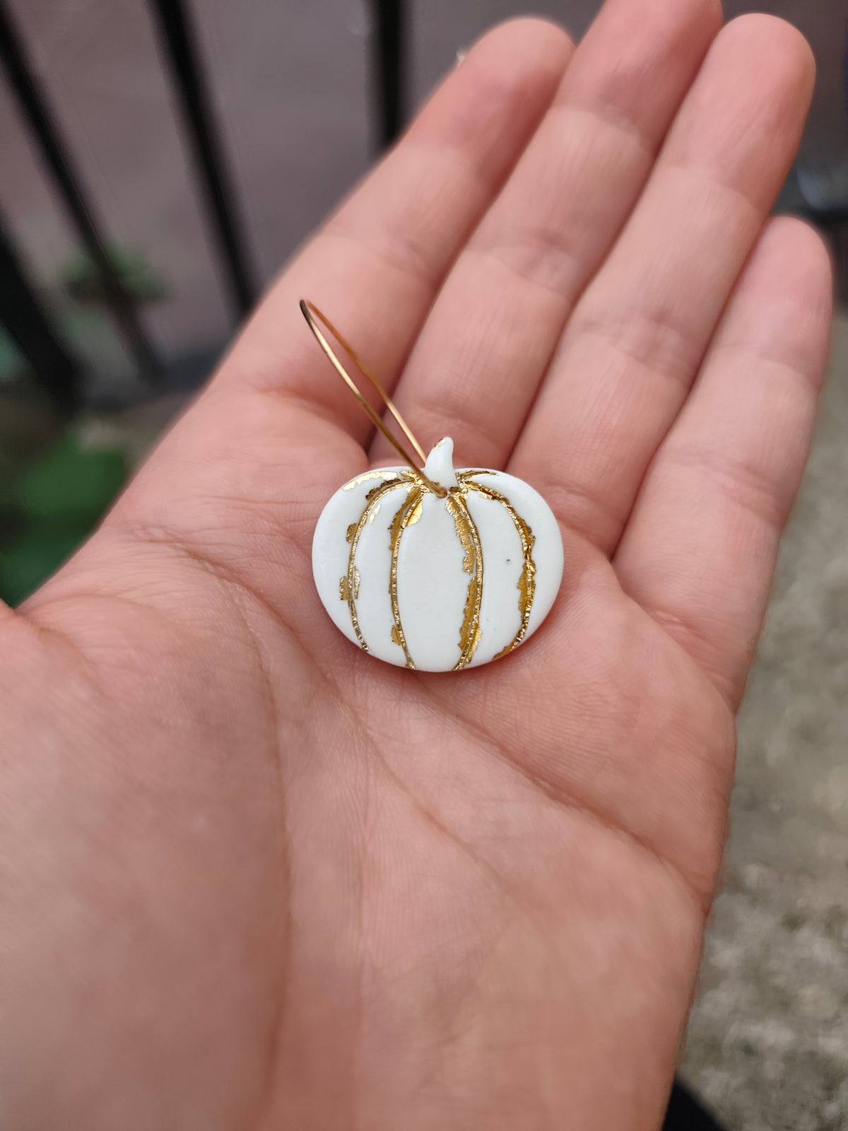 Pendientes Calabazas Blancas con Detalles Dorados · Arcilla Polimérica