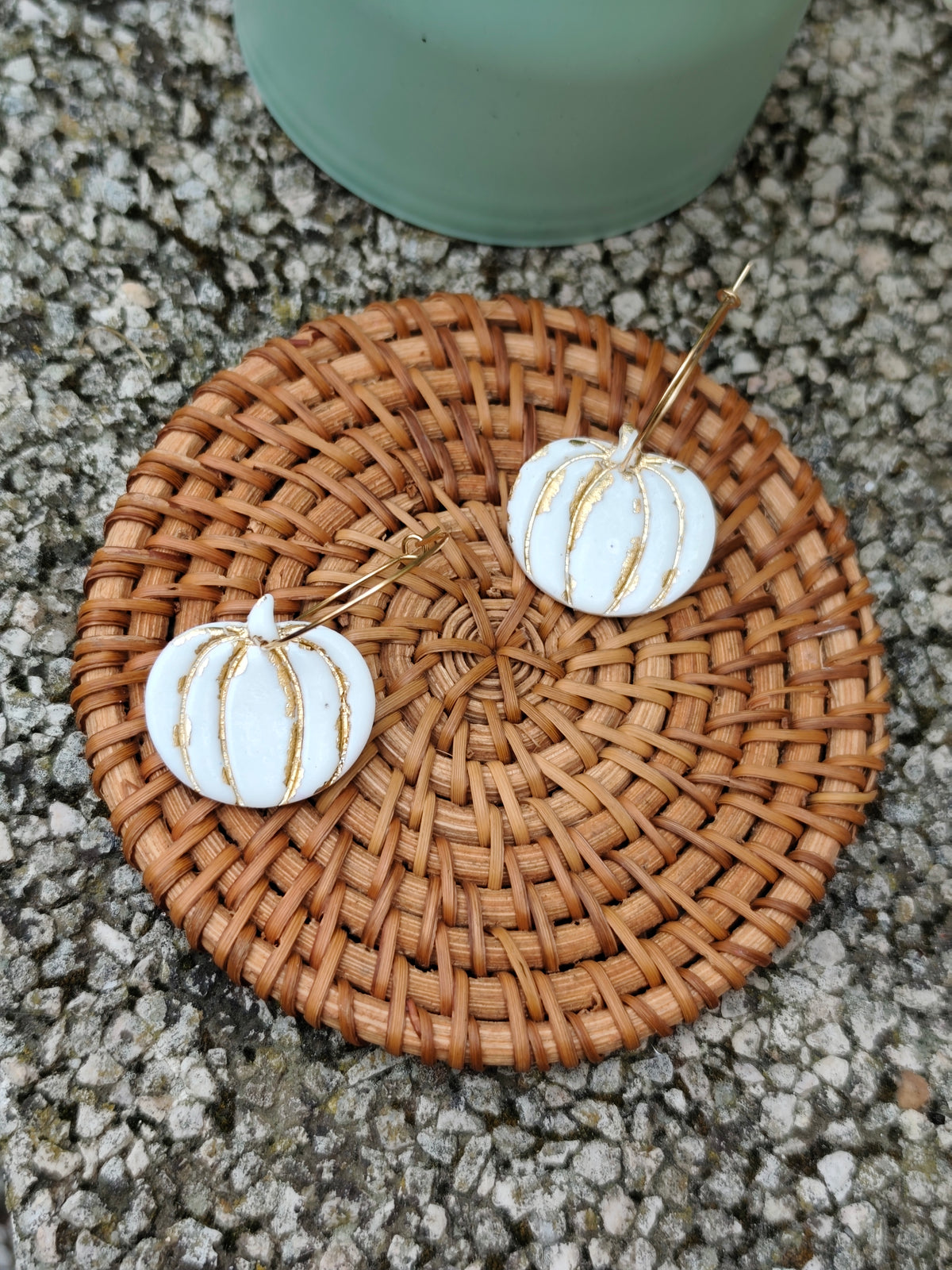 Pendientes Calabazas Blancas con Detalles Dorados · Arcilla Polimérica