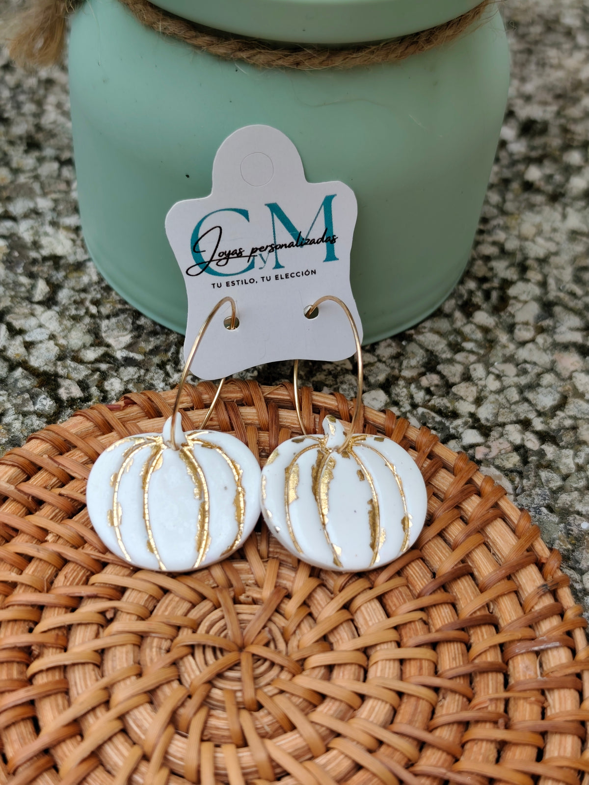Pendientes Calabazas Blancas con Detalles Dorados · Arcilla Polimérica
