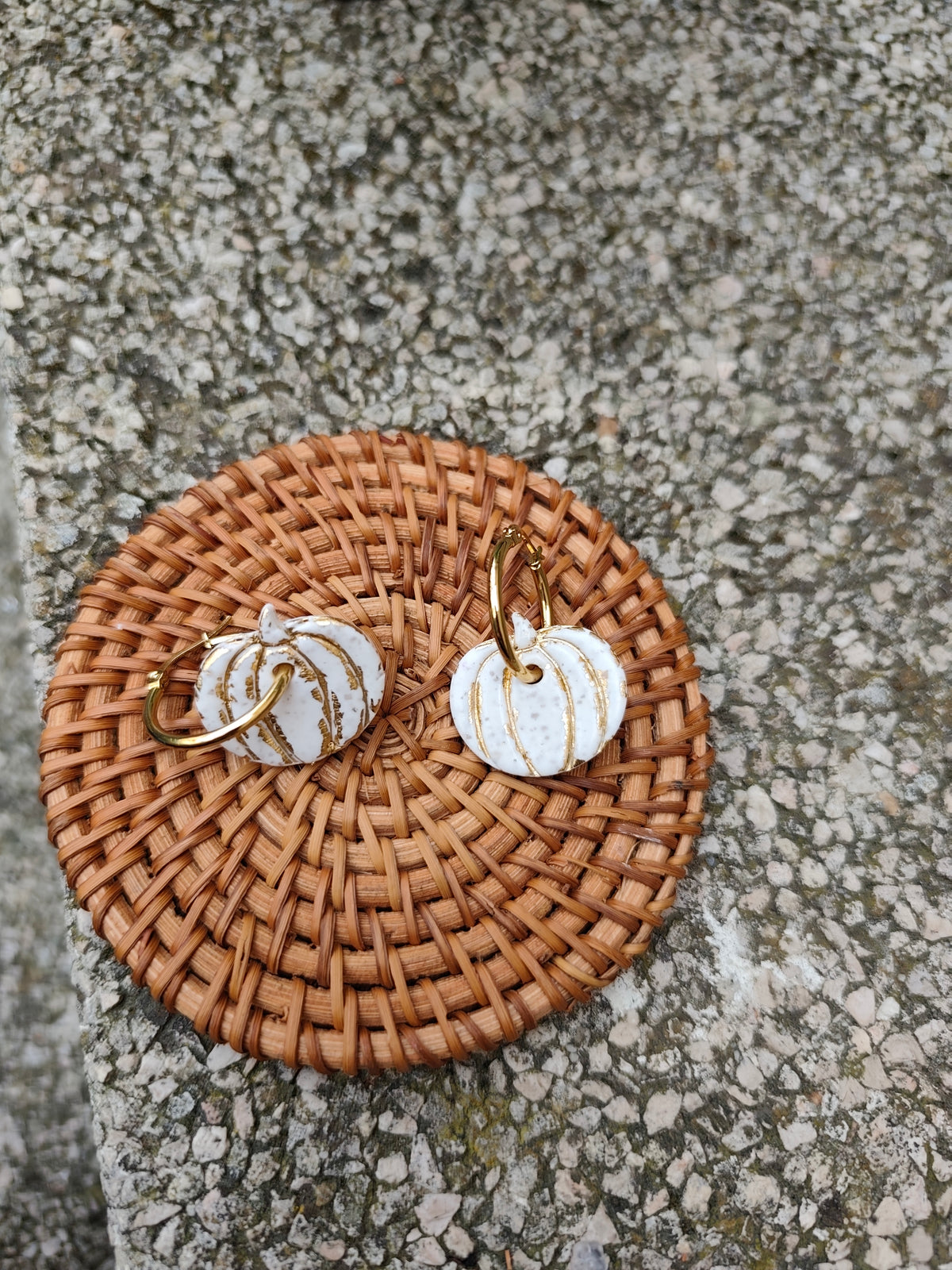 Pendientes Calabazas Blancas con Detalles Dorados y Aro Grueso