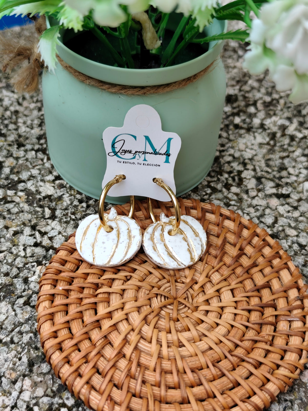 Pendientes Calabazas Blancas con Detalles Dorados y Aro Grueso