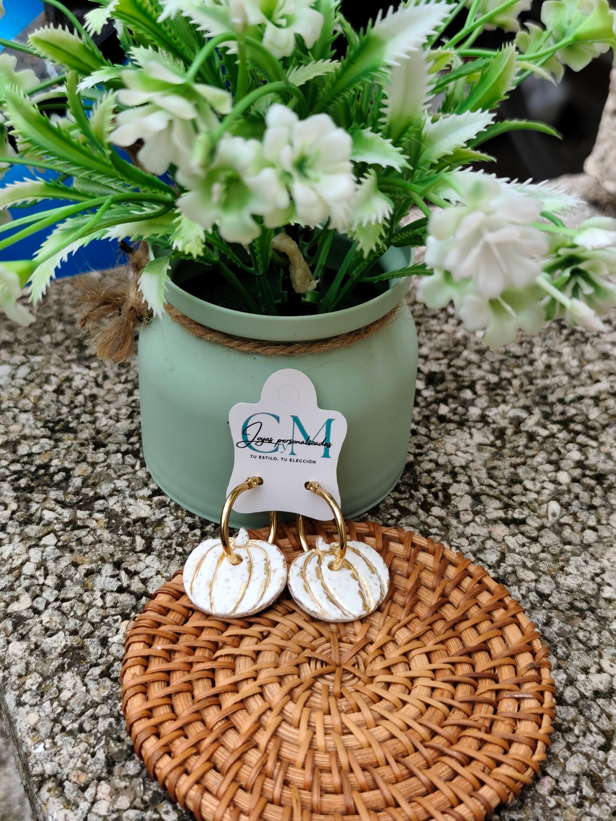Pendientes Calabazas Blancas con Detalles Dorados y Aro Grueso
